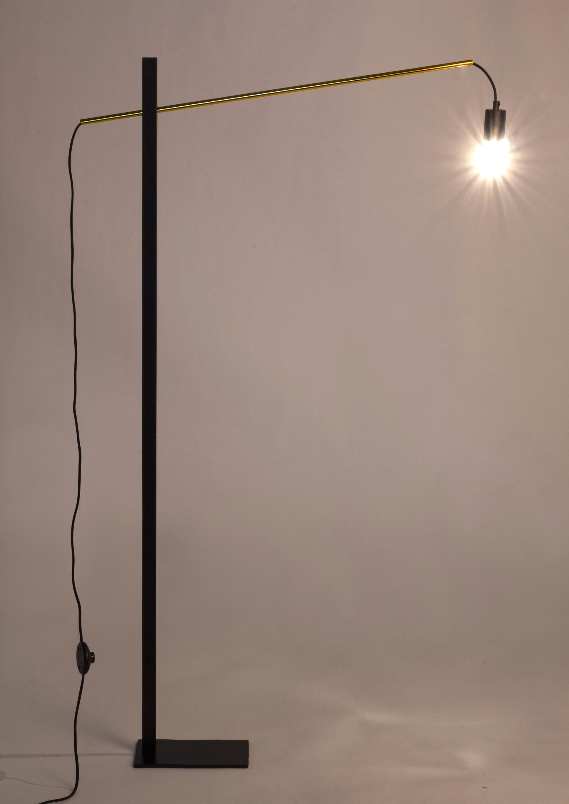 Piantana "Carter" nero in acciaio h 150 cm in Lampade da terra Decor Space - Altamura, commercioVirtuoso.it