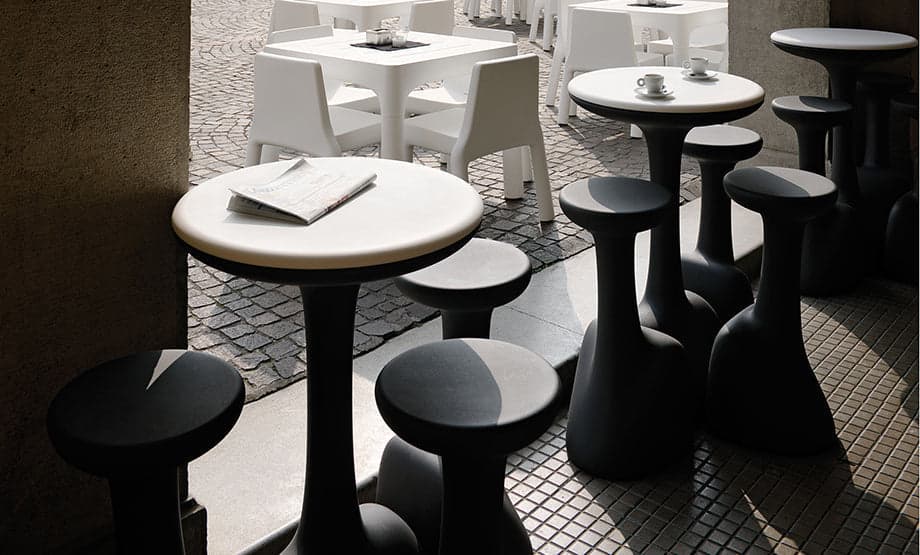 Sgabello "Armillaria" struttura in polietilene per esterno in Ottomane Decor Space - Altamura, commercioVirtuoso.it