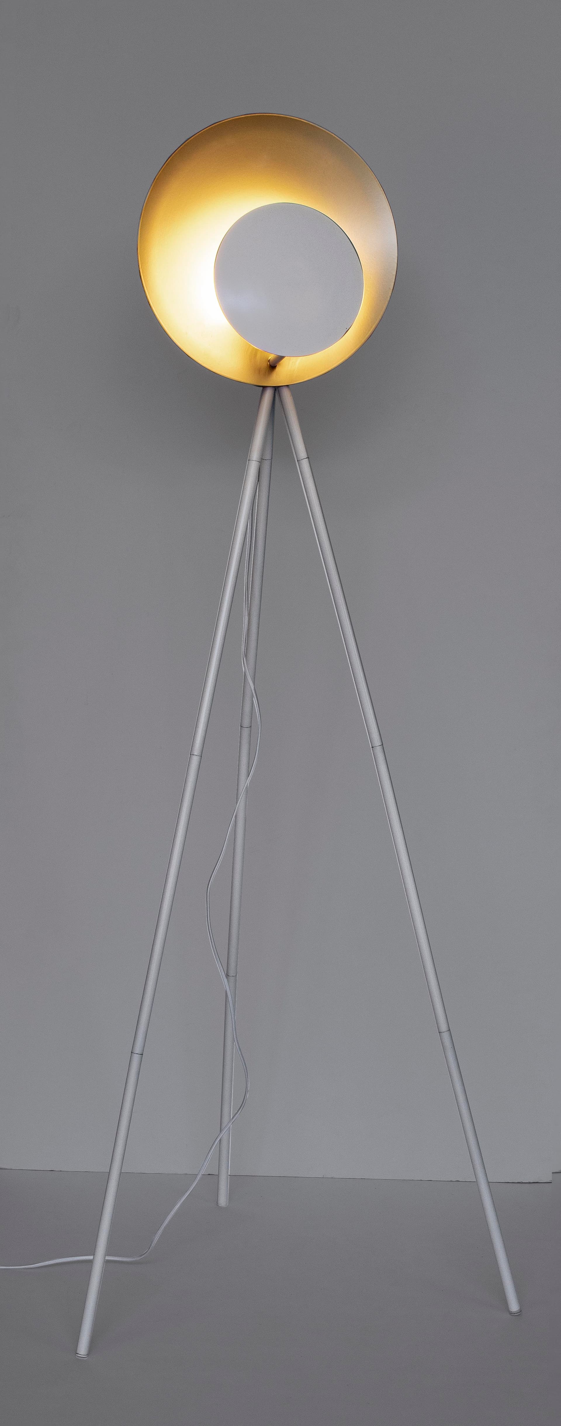 Piantana "Design Treppiede" in acciaio h 156 cm in Lampade da terra Decor Space - Altamura, commercioVirtuoso.it