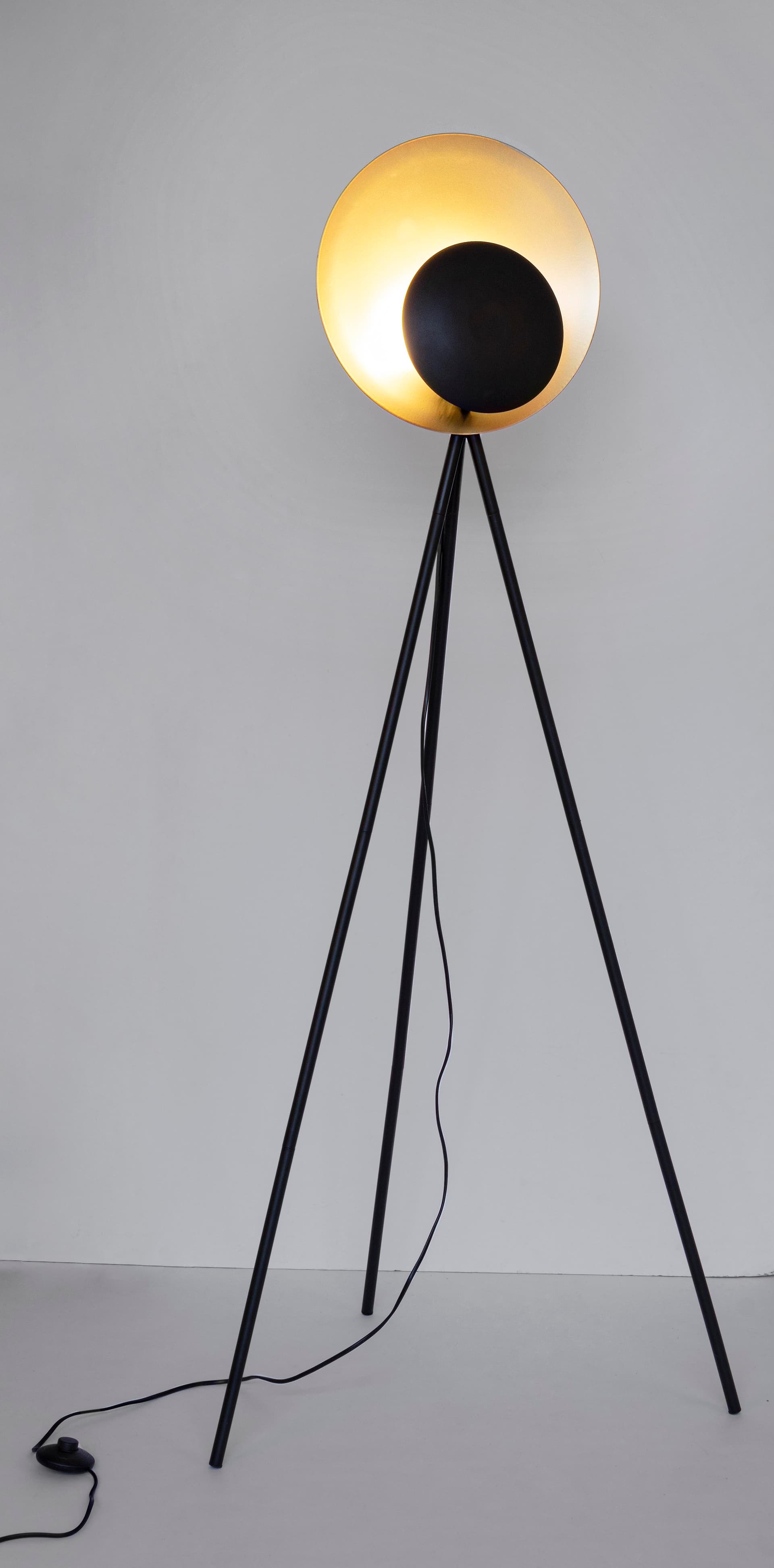 Piantana "Design Treppiede" in acciaio h 156 cm in Lampade da terra Decor Space - Altamura, commercioVirtuoso.it