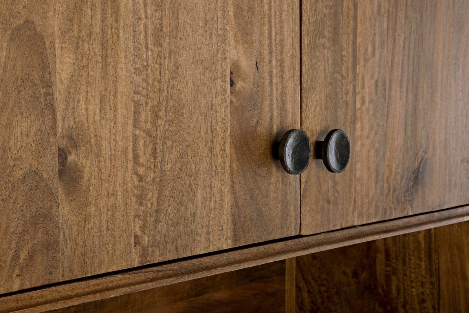 Credenza "Sylvester" con struttura e gambe in legno di mango, mobile in stile vintage in Credenze Decor Space - Altamura, commercioVirtuoso.it