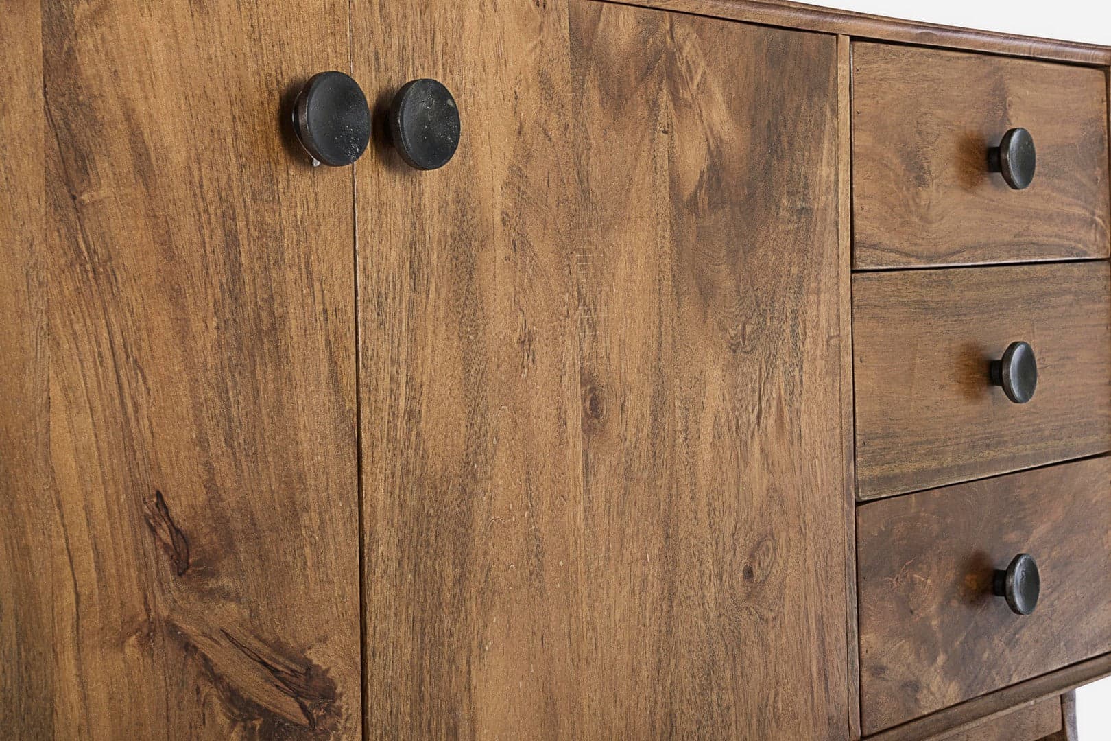 Credenza "Sylvester" con struttura e gambe in legno di mango, mobile in stile vintage in Credenze Decor Space - Altamura, commercioVirtuoso.it