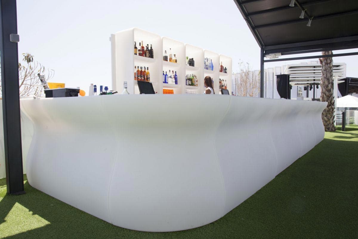 Display "Bartolomeo" struttura in polietilene colore bianco per esterno in Tavoli standard Decor Space - Altamura, commercioVirtuoso.it