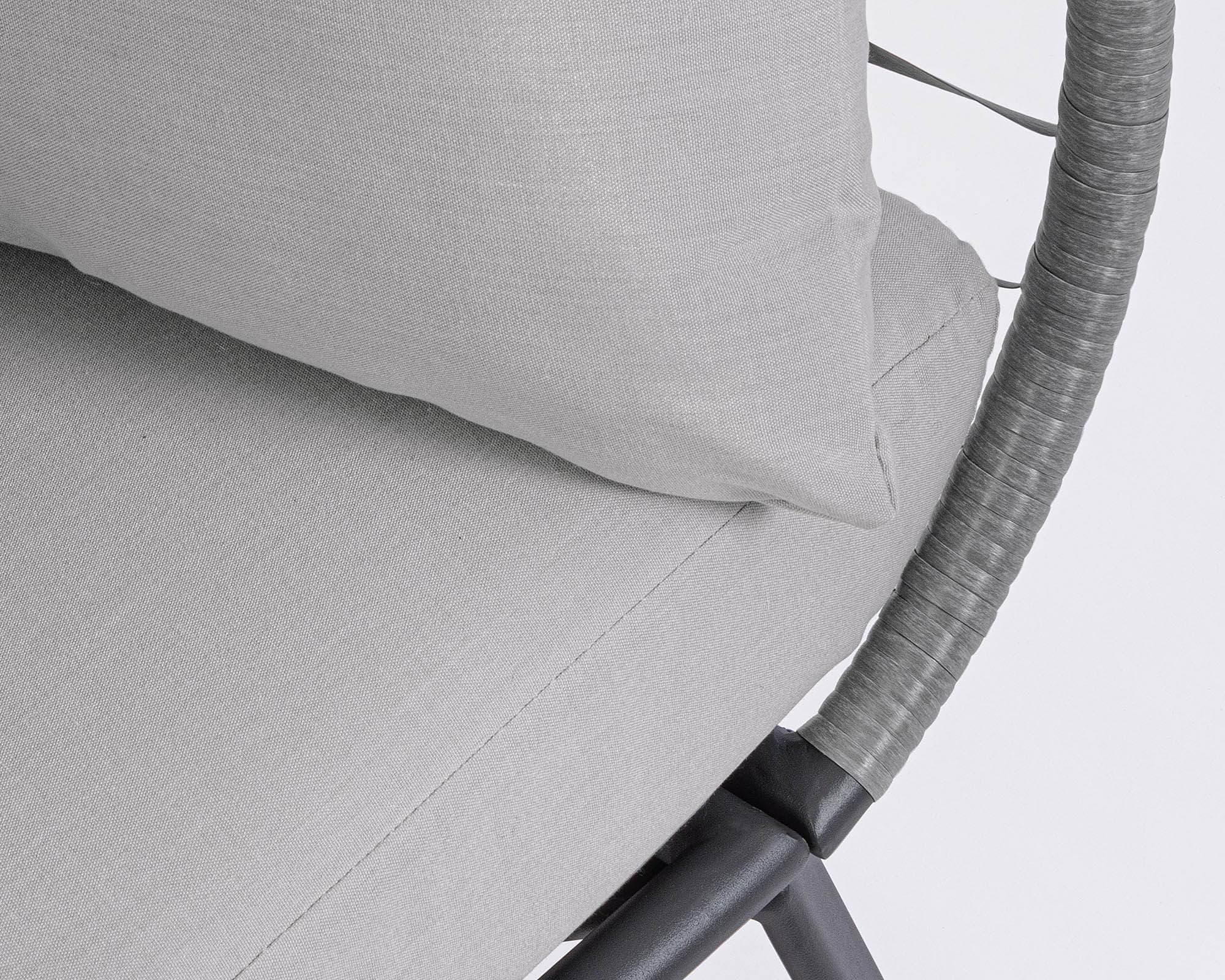 Poltrona con cuscino eldon in legno e poliestere per giardino e veranda in Dondoli coperti Decor Space - Altamura, commercioVirtuoso.it