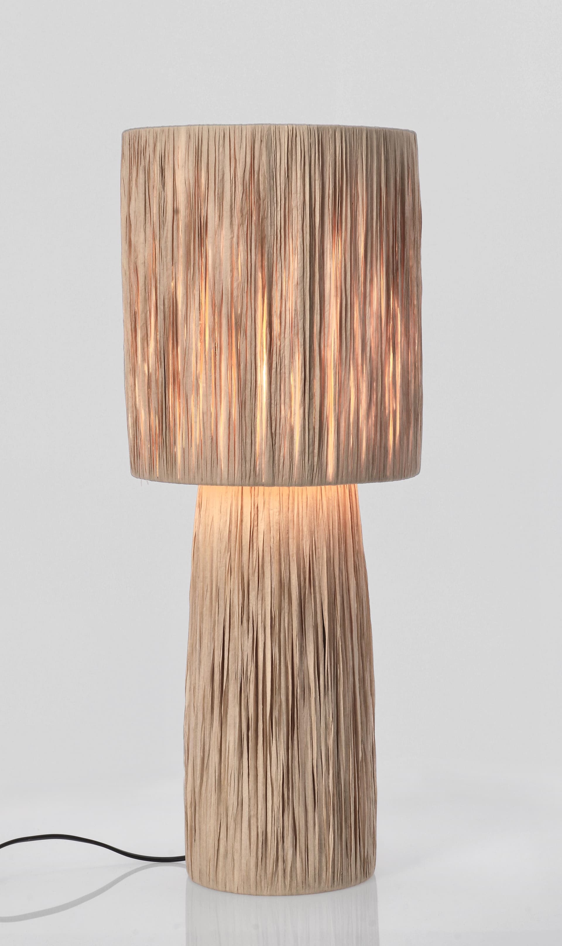 Lampada da tavolo "Kanda" in rafia e metallo h 59 cm in Lampade da lavoro Decor Space - Altamura, commercioVirtuoso.it