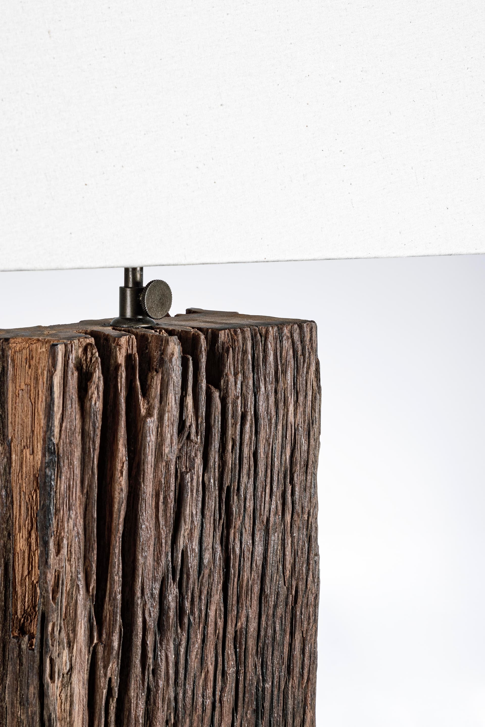 Lampada da tavolo "hugo" bianco in legno di teak riciclato h 85 cm in Lampade da tavolo e abat-jour Decor Space - Altamura, commercioVirtuoso.it