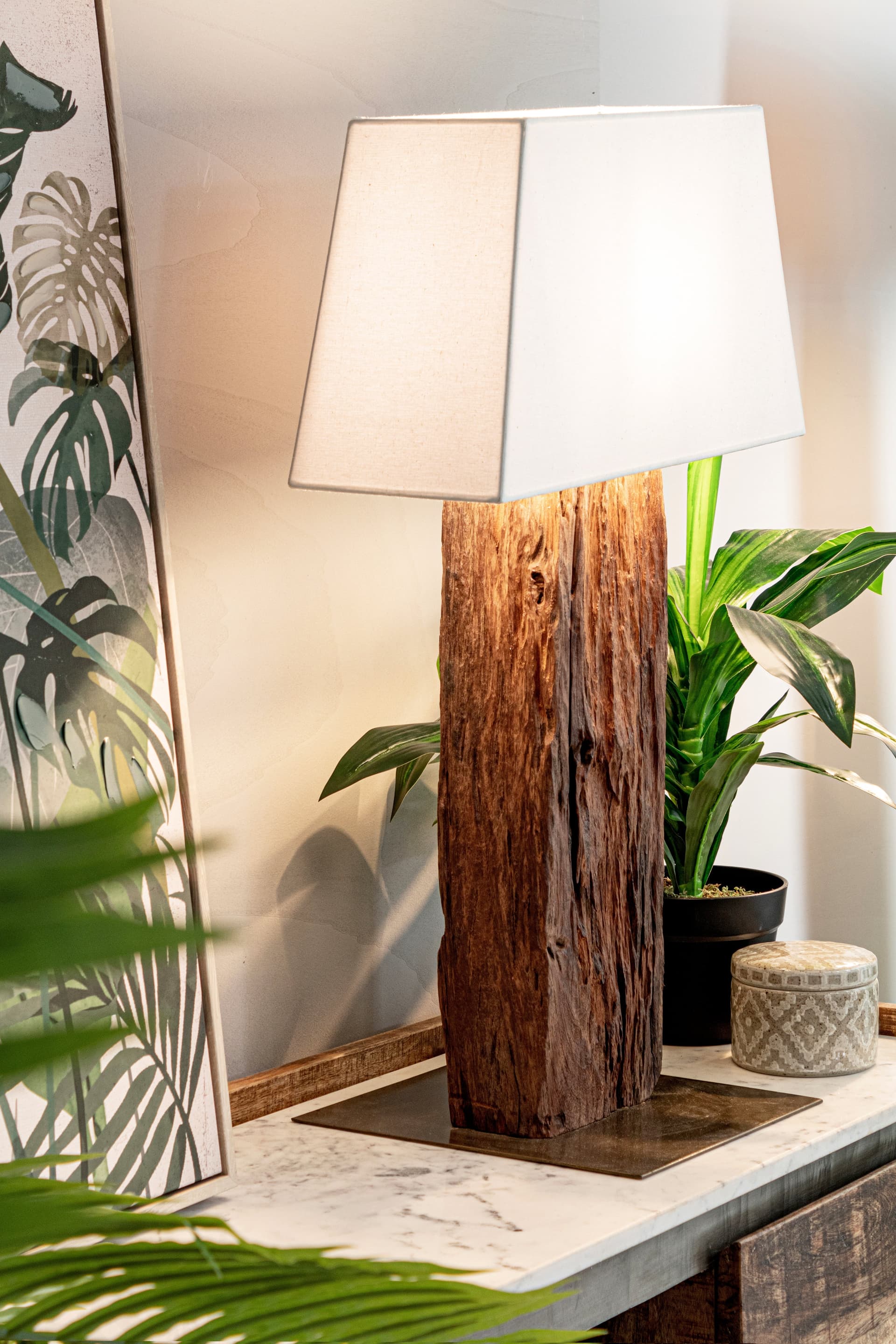 Lampada da tavolo "hugo" bianco in legno di teak riciclato h 85 cm in Lampade da tavolo e abat-jour Decor Space - Altamura, commercioVirtuoso.it