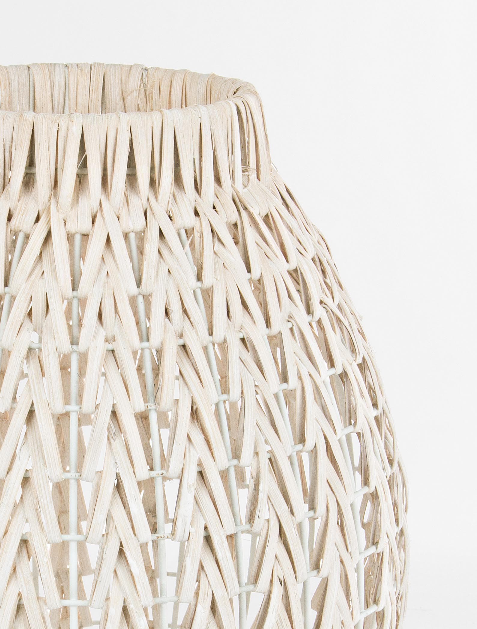 Lampada da tavolo "Atlas" in metallo e rattan sbiancato h 36 cm in Lampade da tavolo e abat-jour Decor Space - Altamura, commercioVirtuoso.it