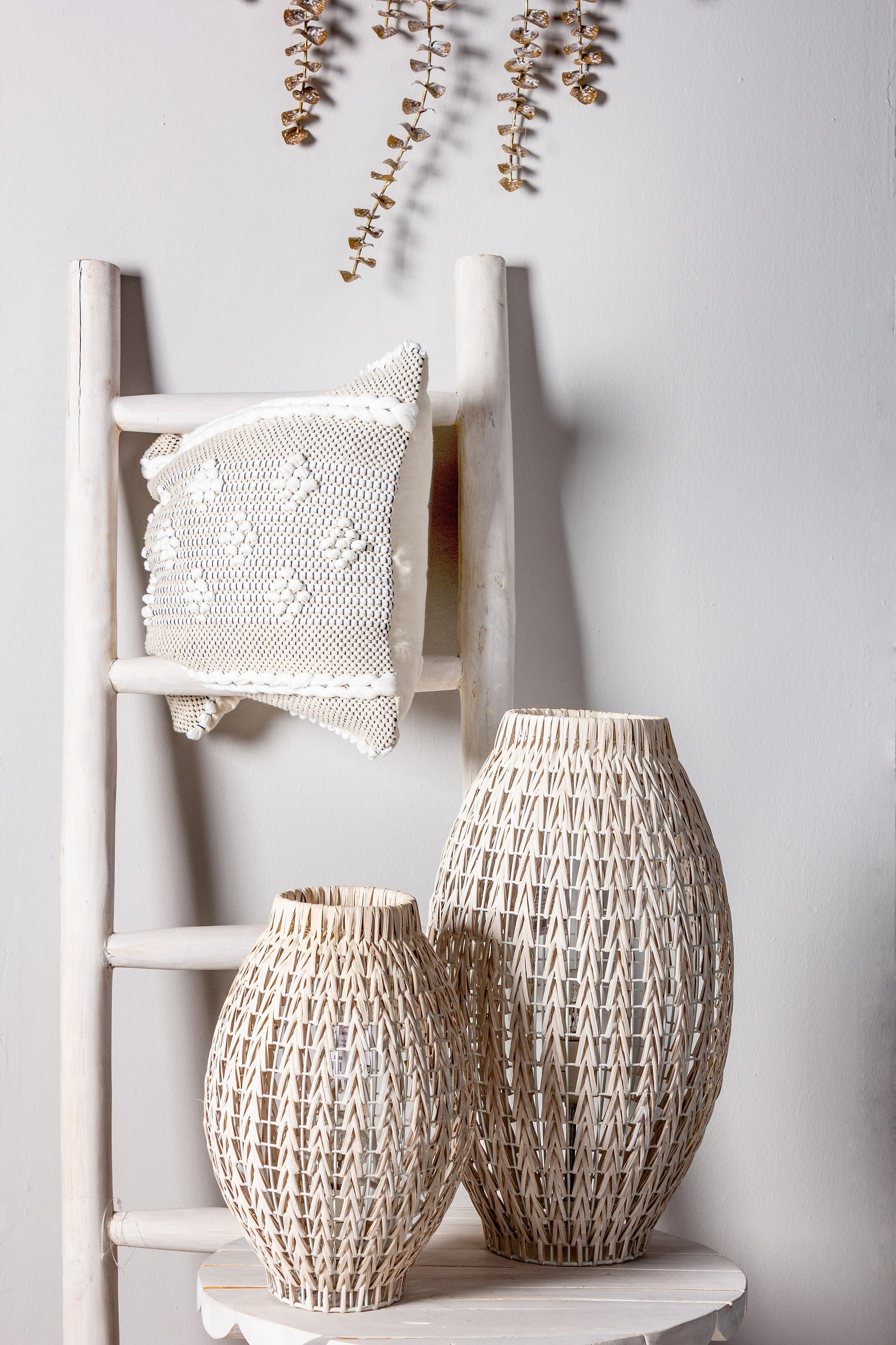 Lampada da tavolo "Atlas" in metallo e rattan sbiancato h 36 cm in Lampade da tavolo e abat-jour Decor Space - Altamura, commercioVirtuoso.it