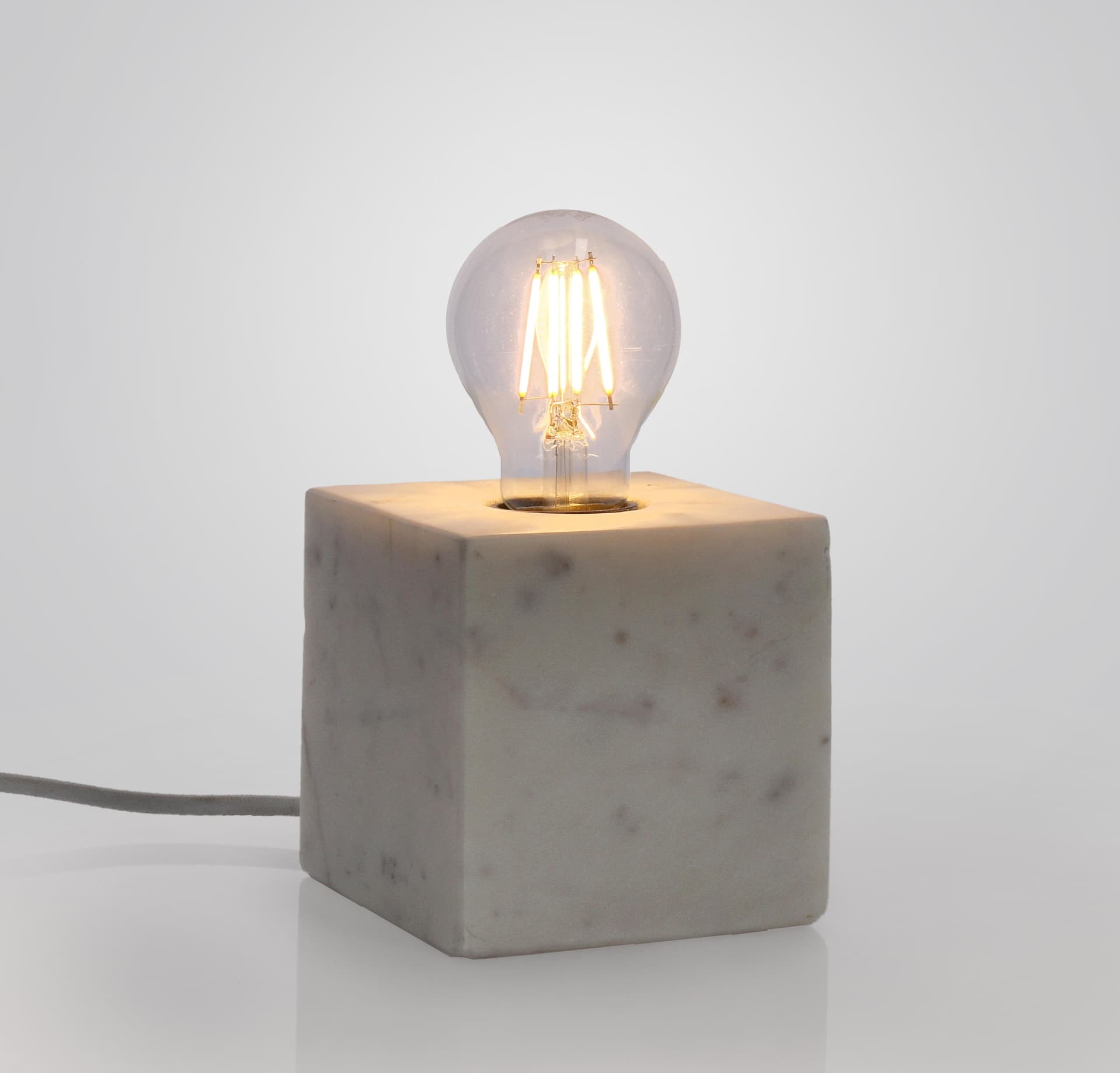 Lampada da tavolo "Mandla" in marmo bianco 12x12 in Lampade da tavolo e abat-jour Decor Space - Altamura, commercioVirtuoso.it