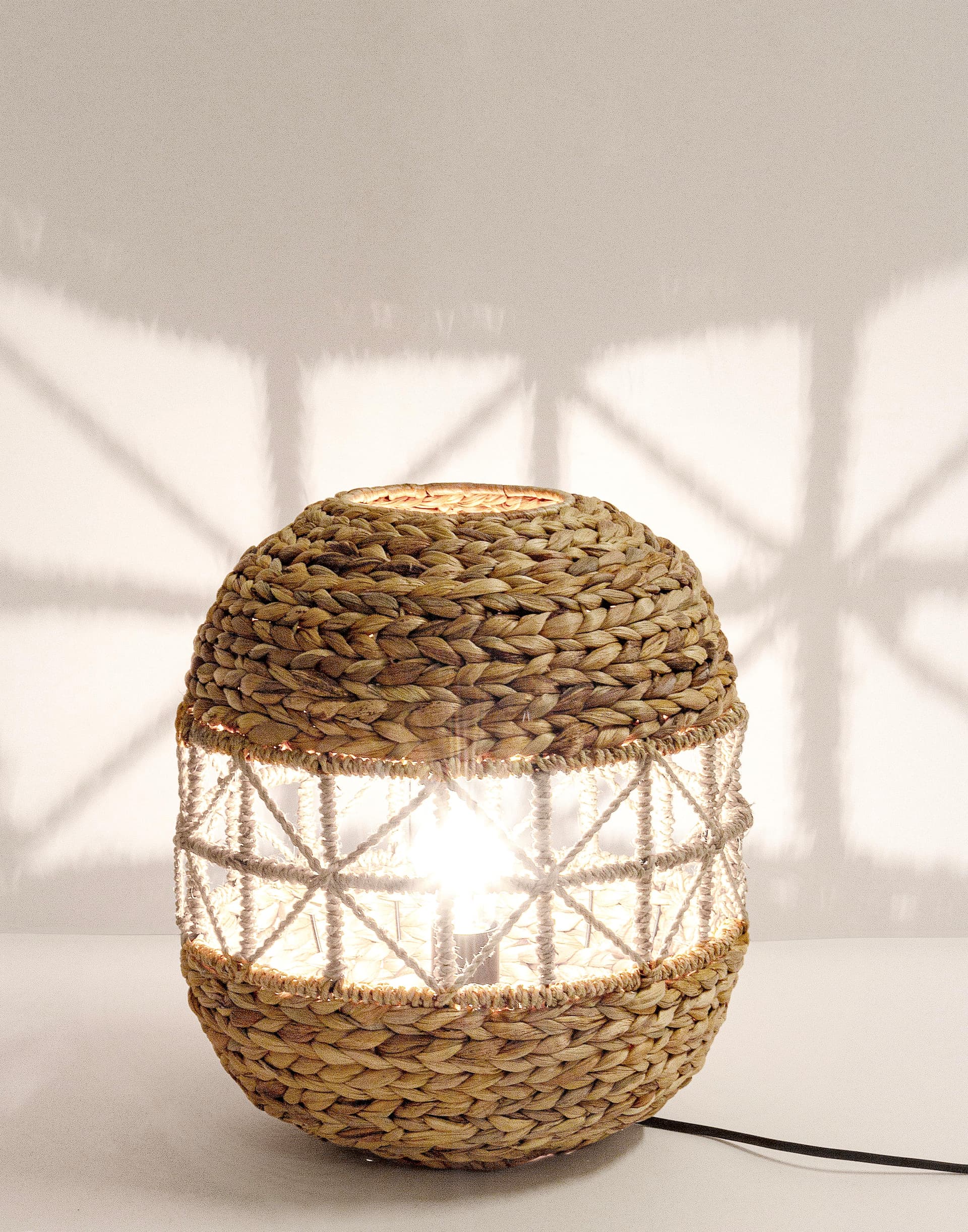 Lampada da tavolo "Shantel" in metallo, sisal e giacinto d'acqua D 31 cm in Lampade a sospensione Decor Space - Altamura, commercioVirtuoso.it