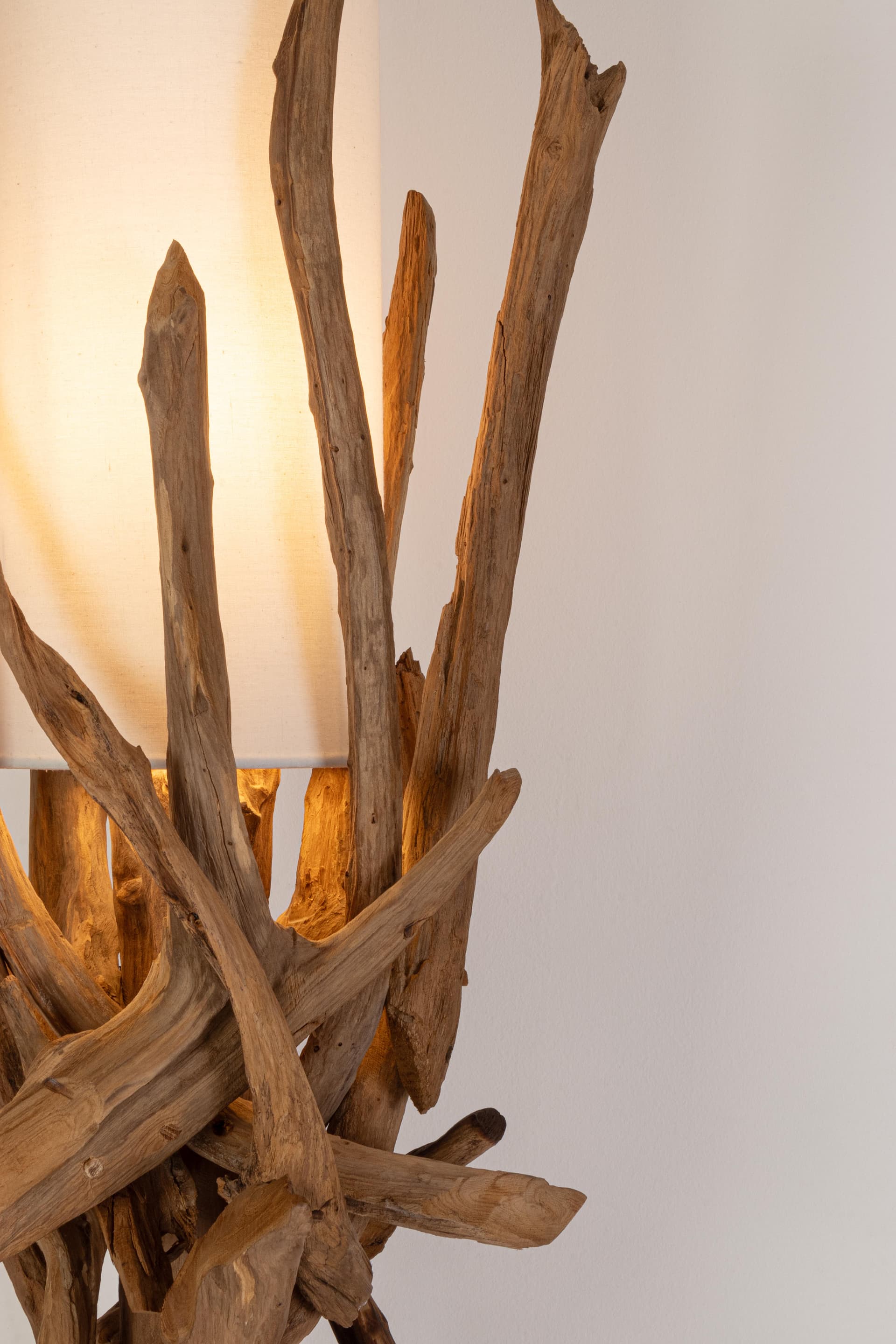 Lampada a piantana con base in legno di teak riciclato da interno h 180 cm in Lampade da terra Decor Space - Altamura, commercioVirtuoso.it