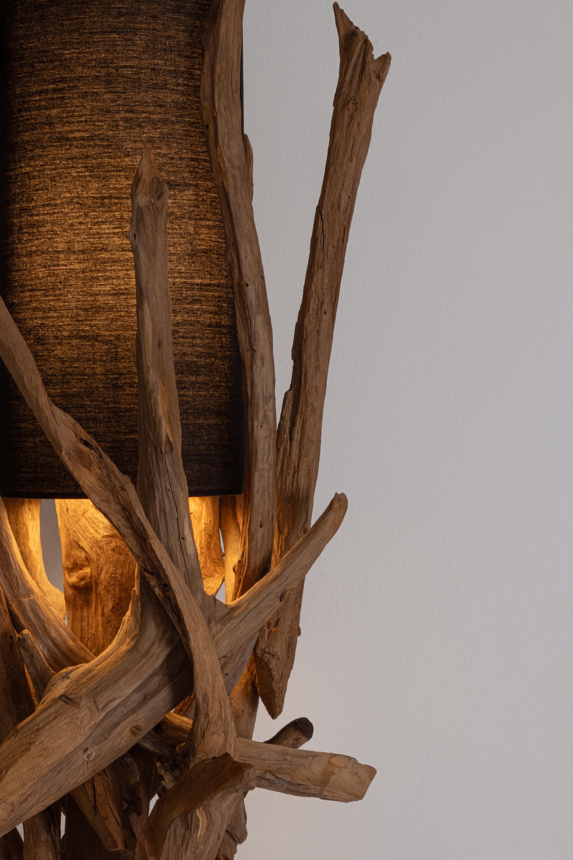 Lampada a piantana con base in legno di teak riciclato da interno h 180 cm in Lampade da terra Decor Space - Altamura, commercioVirtuoso.it