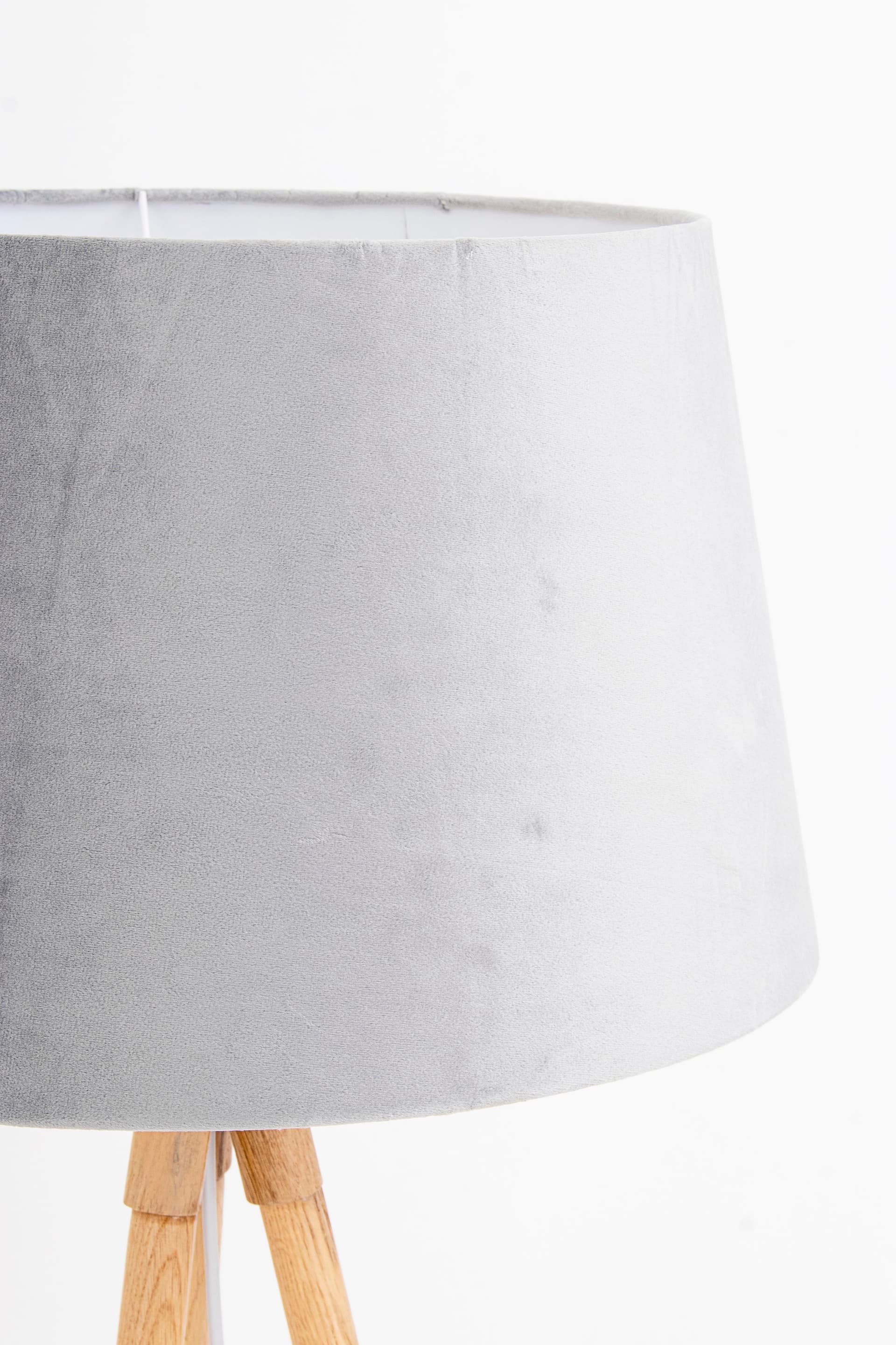 Piantana wallas treppiede in legno di quercia paralume di terital effetto velluto h 152 cm in Lampade da terra Decor Space - Altamura, commercioVirtuoso.it