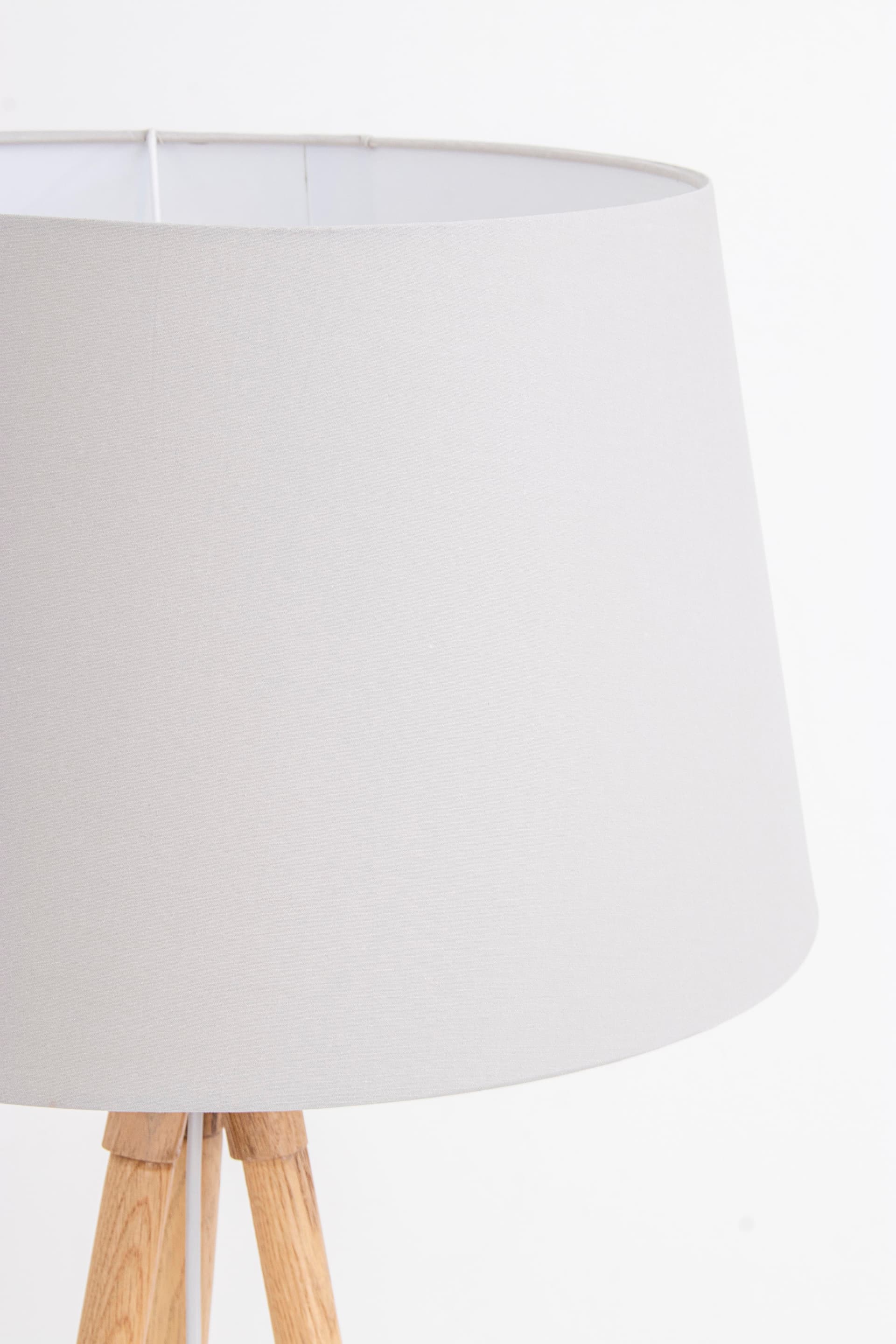 Piantana wallas treppiede in legno di quercia paralume di terital effetto velluto h 152 cm in Lampade da terra Decor Space - Altamura, commercioVirtuoso.it