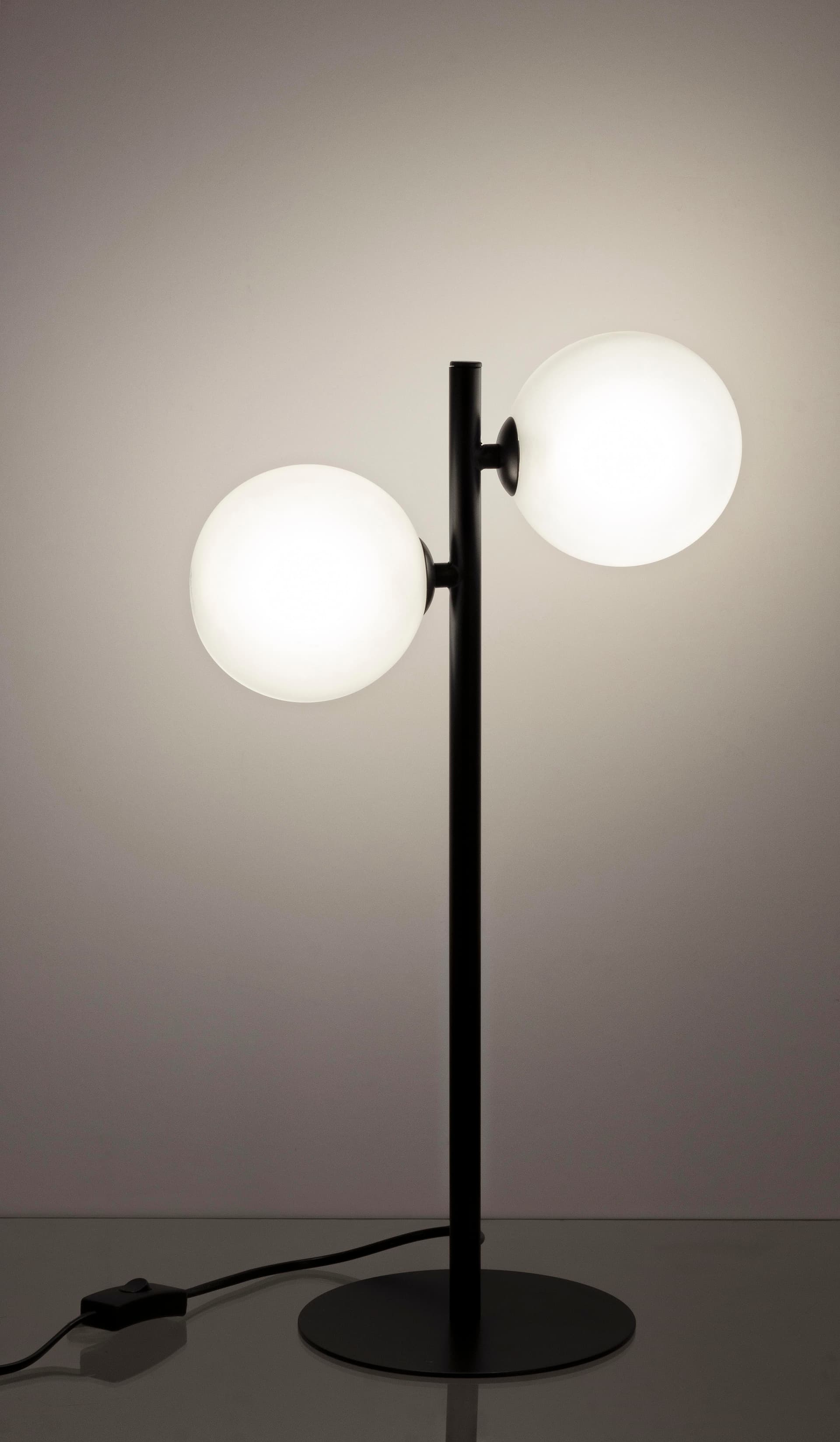 Lampada da tavolo "Balls" in acciaio h 54 cm in Lampade da tavolo e abat-jour Decor Space - Altamura, commercioVirtuoso.it