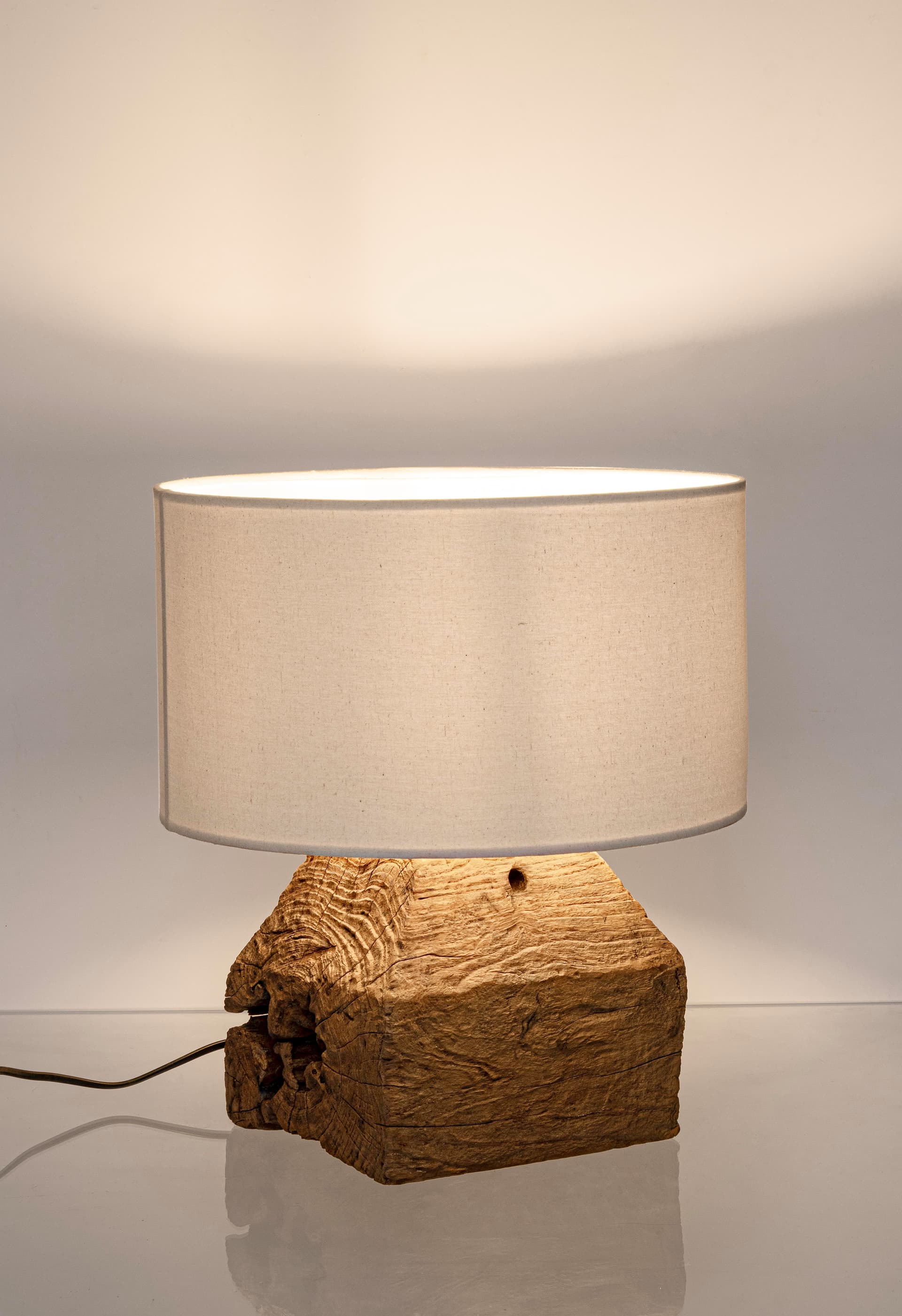 Lampada da tavolo "Lumen" in legno di teak riciclato h 40 cm in Lampade da tavolo e abat-jour Decor Space - Altamura, commercioVirtuoso.it