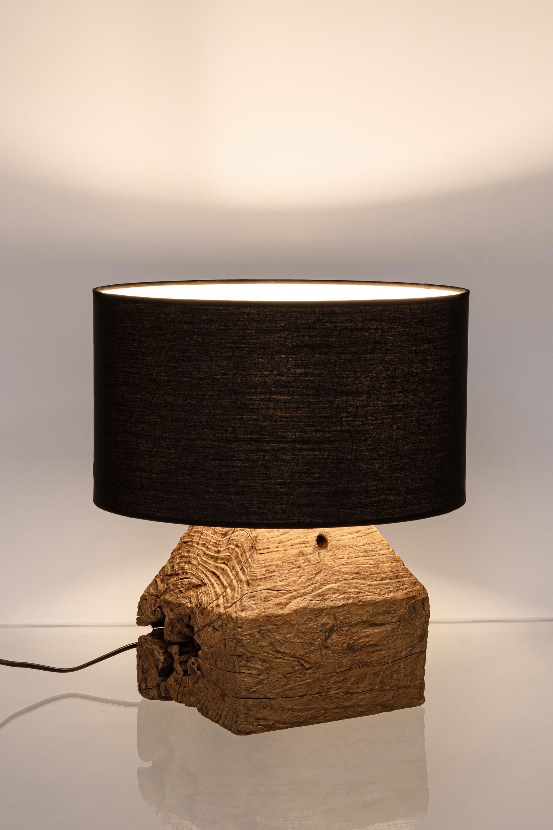 Lampada da tavolo "Lumen" in legno di teak riciclato h 40 cm in Lampade da tavolo e abat-jour Decor Space - Altamura, commercioVirtuoso.it