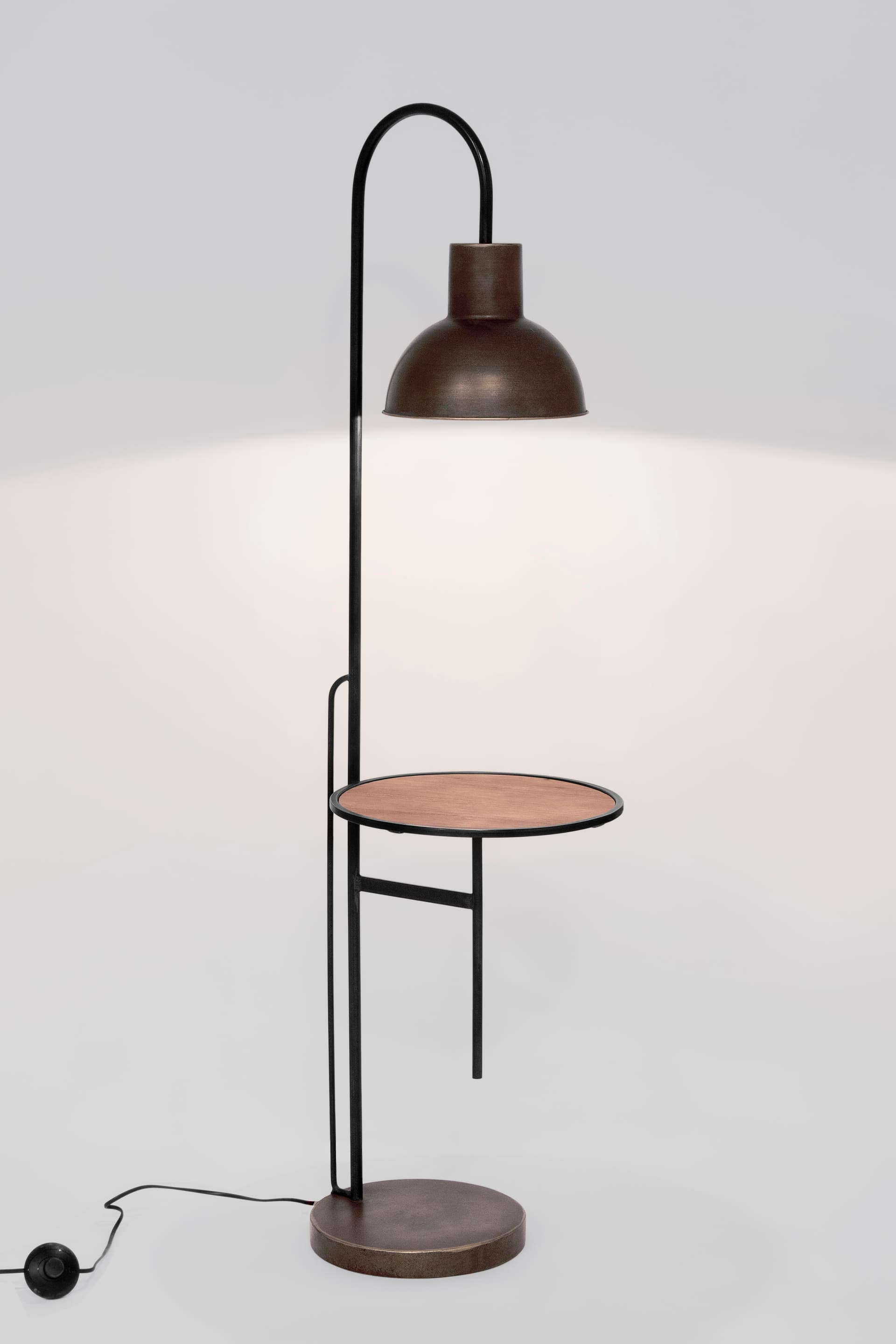 Piantana Voguish in metallo anticato con mensola h 145 cm in Lampade da terra Decor Space - Altamura, commercioVirtuoso.it