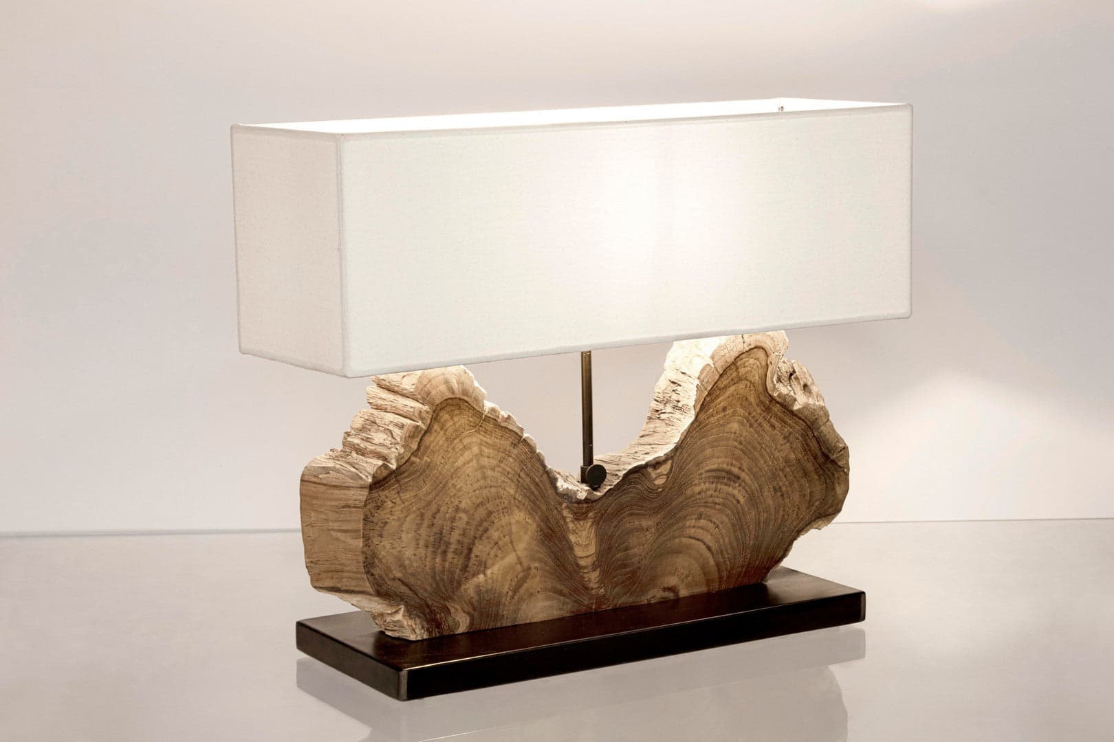 Lampada da tavolo "Naga" inegno di teak riciclato h 55 cm in Lampade da tavolo e abat-jour Decor Space - Altamura, commercioVirtuoso.it