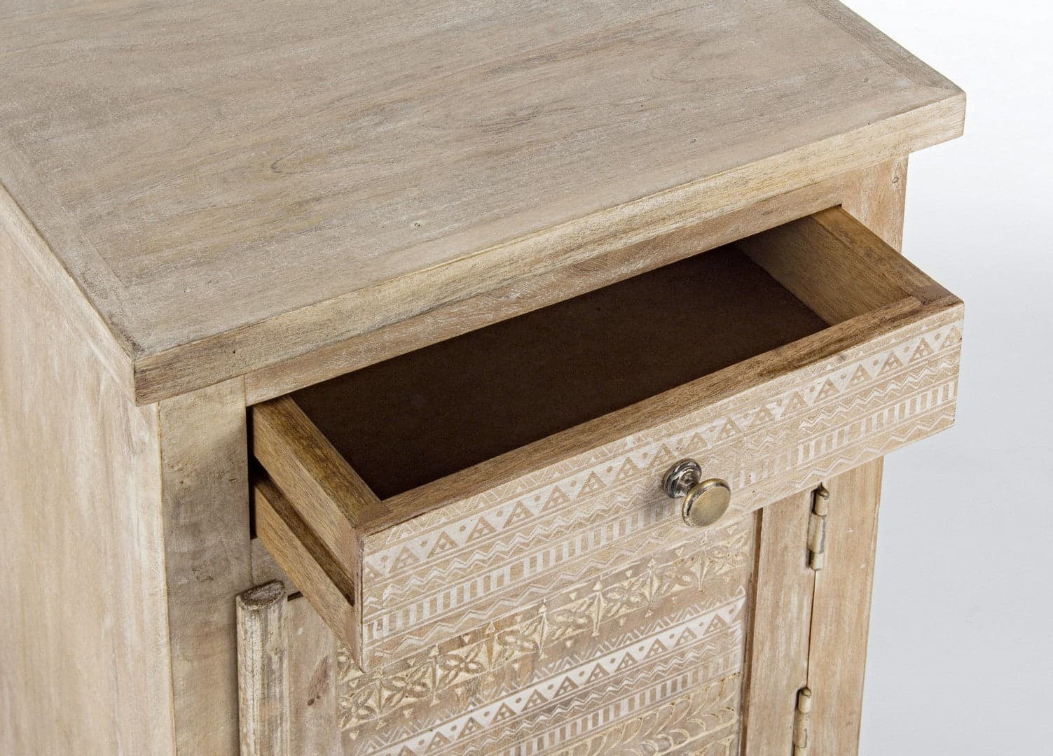 Comodino "Mayra" per camera, Struttura In Legno Di Mango Con Decorazioni Intarsiate A Mano, Schienale E Fondo Cassetti In Mdf in Comodini Decor Space - Altamura, commercioVirtuoso.it