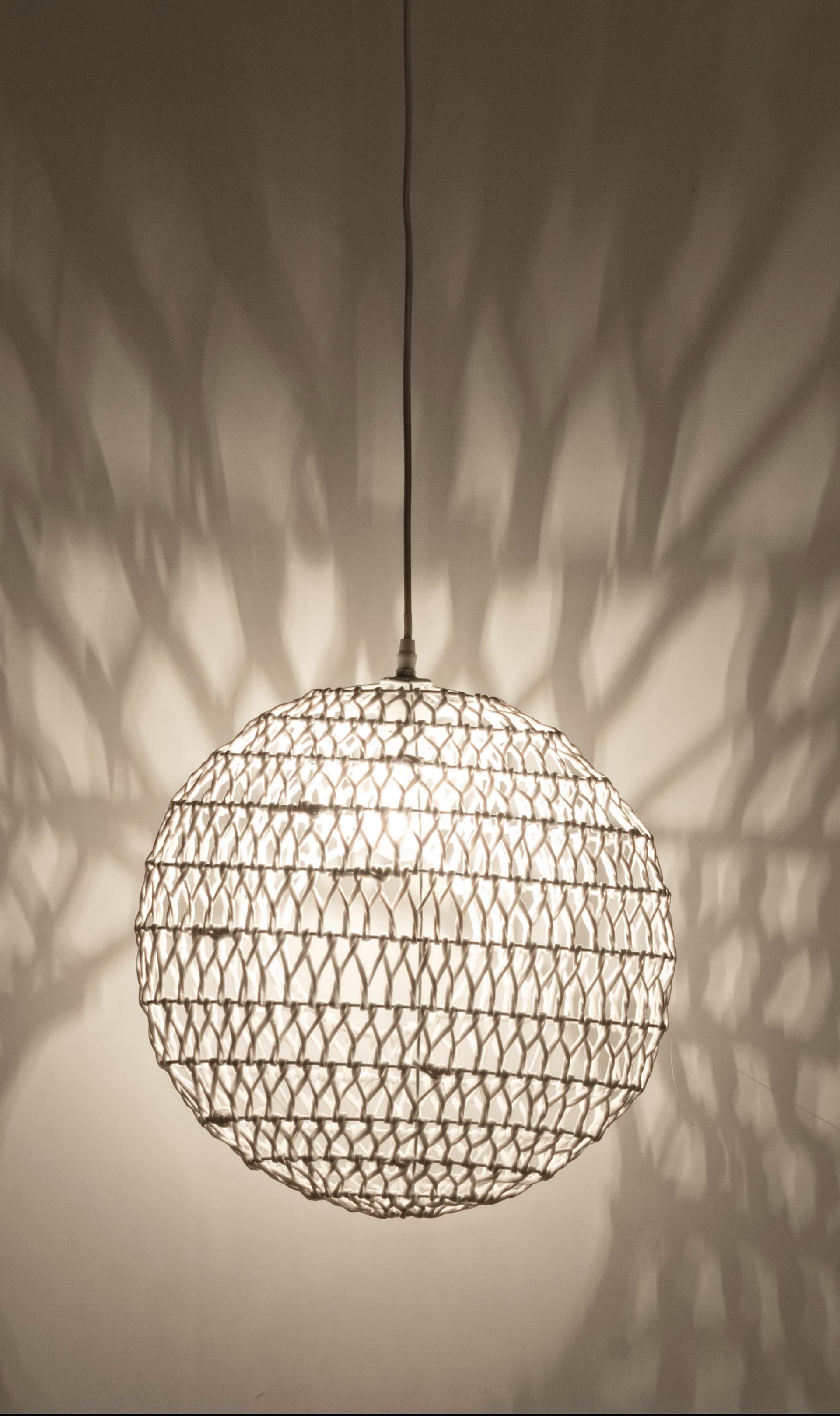 Lampadario "Pending" bianco in acciaio e carta in Lampade a sospensione Decor Space - Altamura, commercioVirtuoso.it