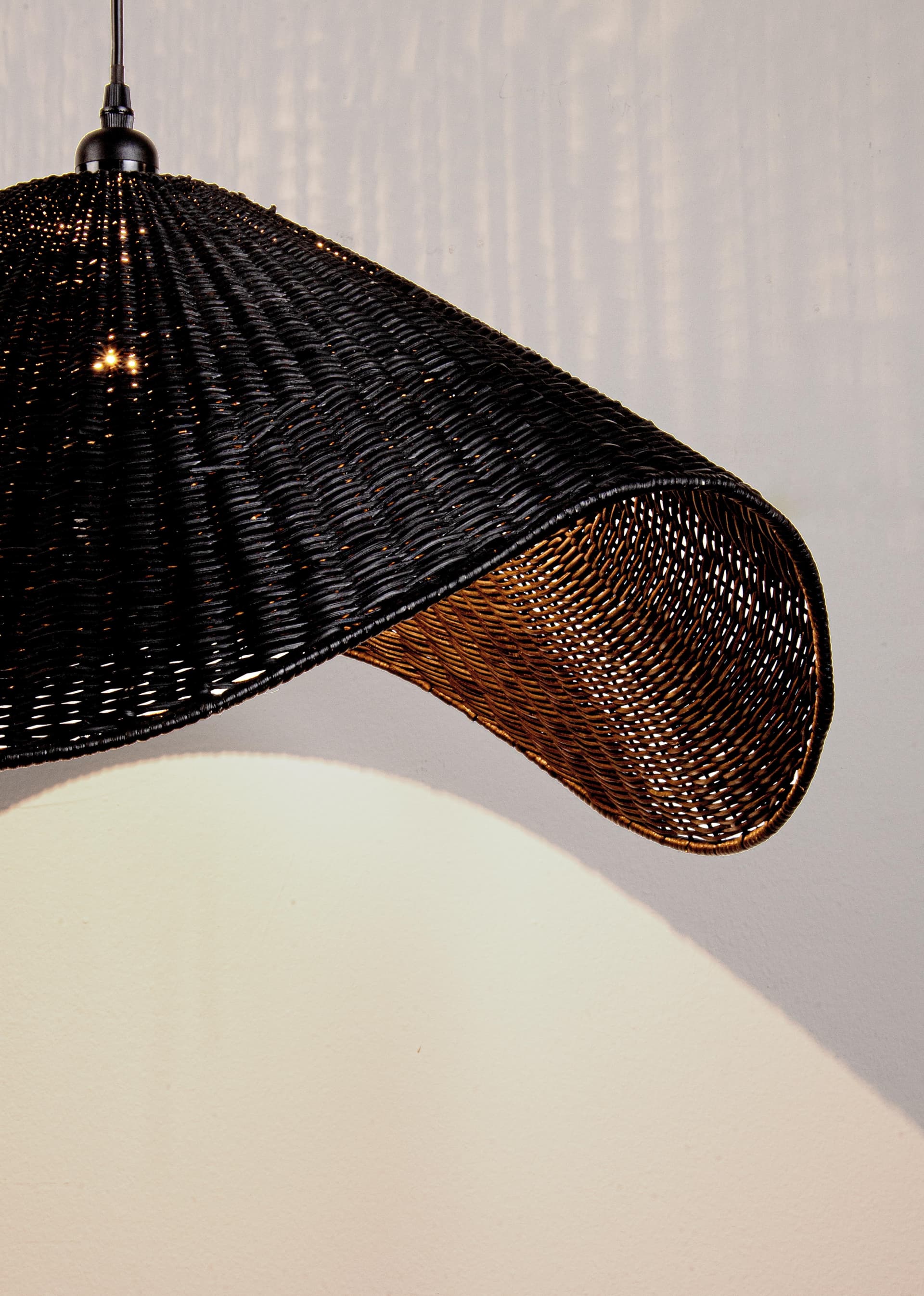 Lampadario "Cappello" in acciaio e vimini h 28 cm in Lampade a sospensione Decor Space - Altamura, commercioVirtuoso.it