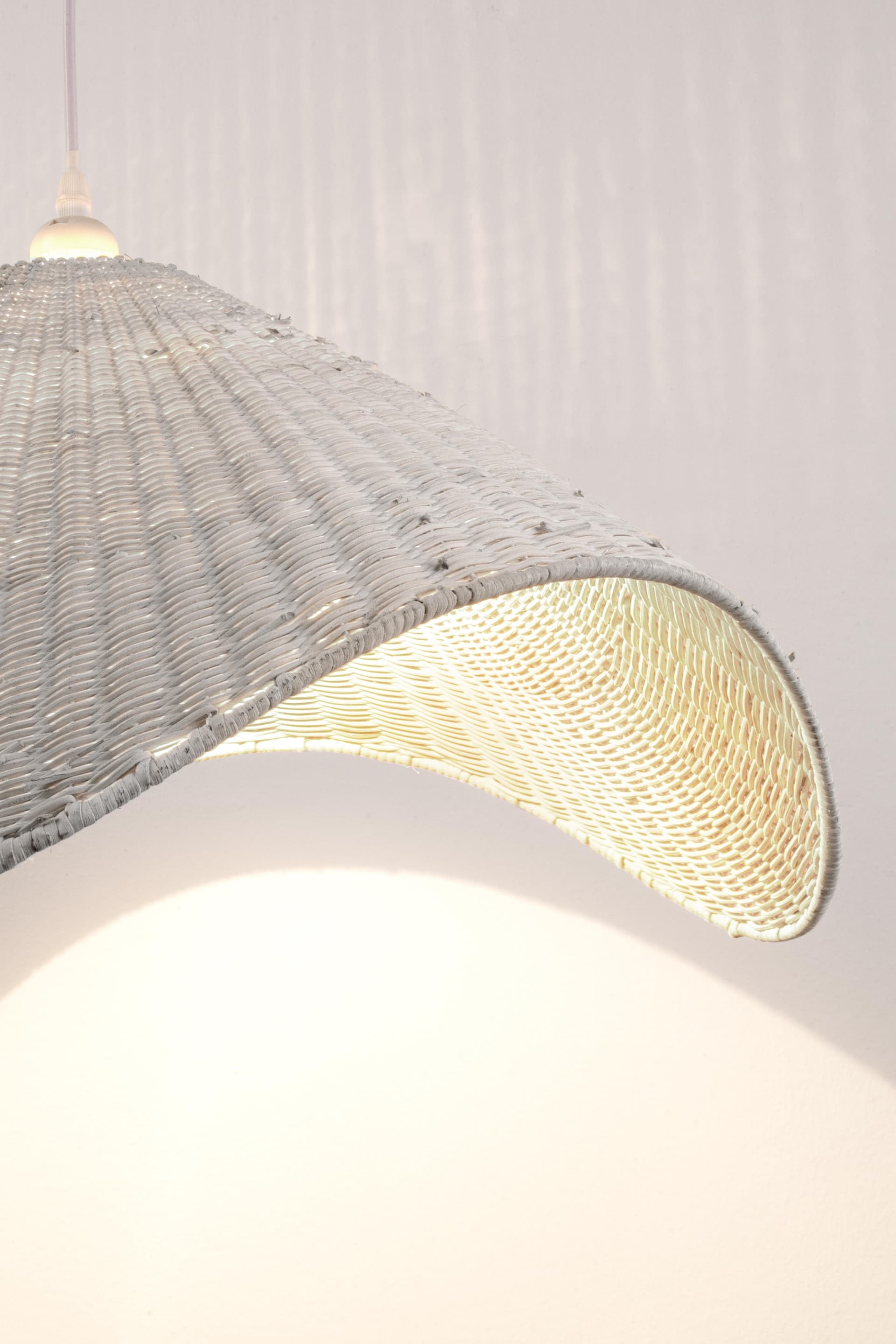 Lampadario "Cappello" in acciaio e vimini h 28 cm in Lampade a sospensione Decor Space - Altamura, commercioVirtuoso.it