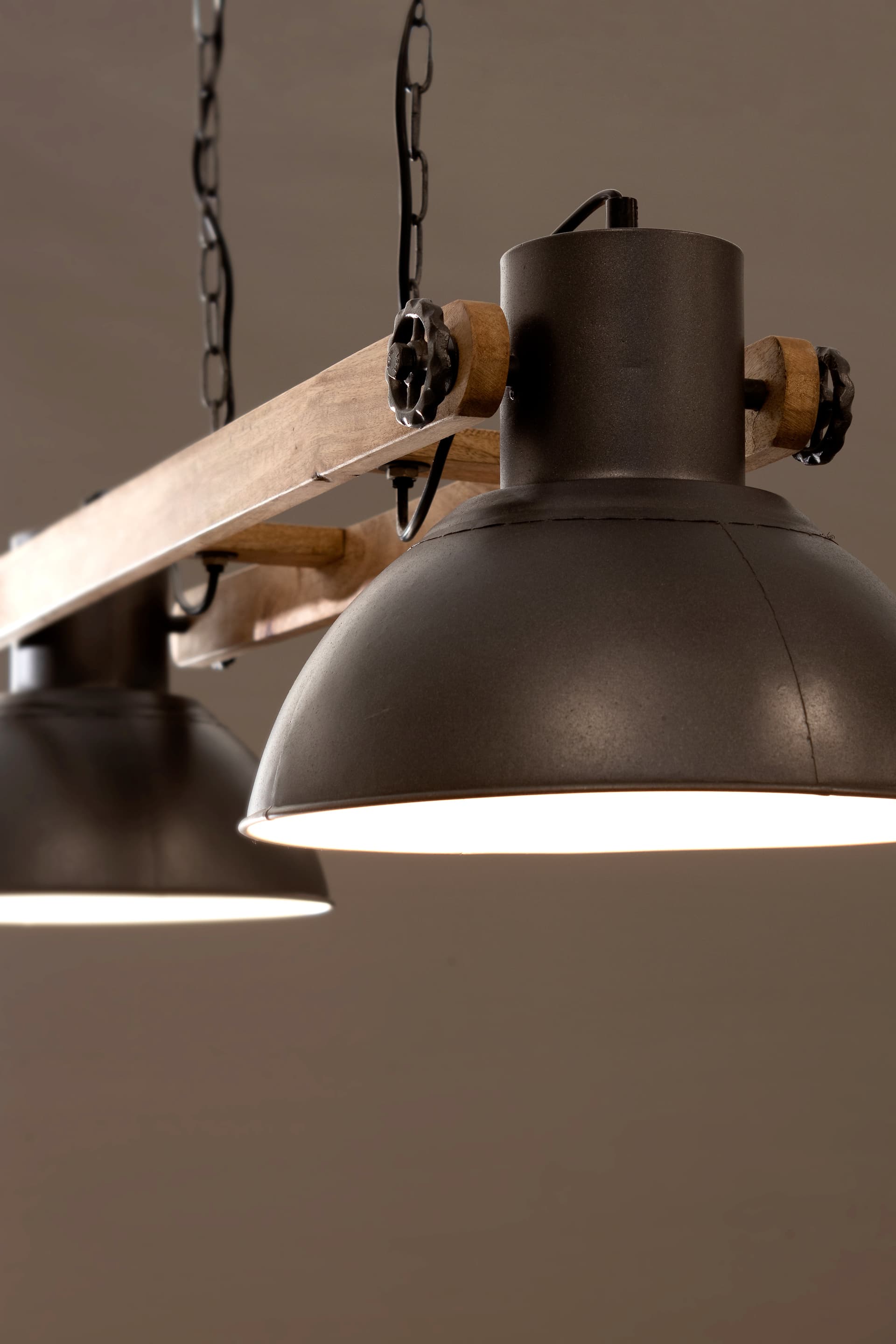 Lampadario "Odessa" in acciaio e legno di mango in Lampade a sospensione Decor Space - Altamura, commercioVirtuoso.it