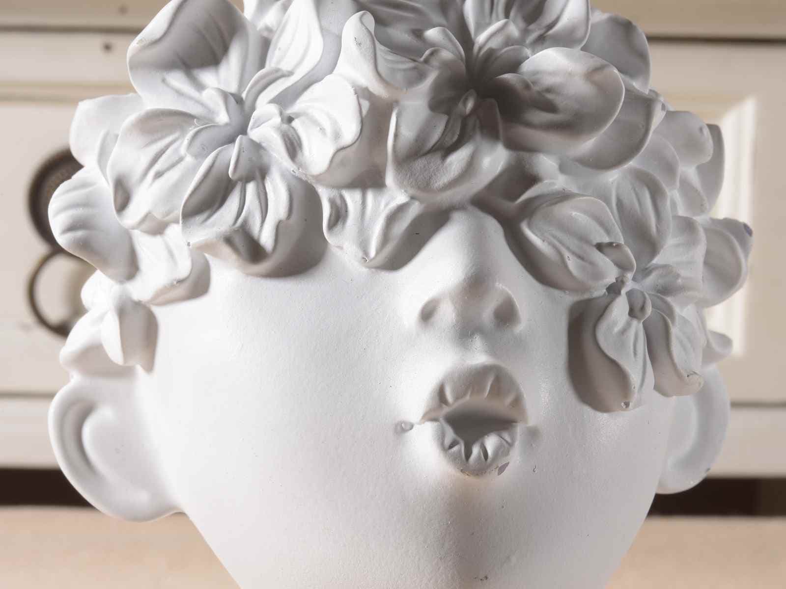 Statua decorativa Putto porta vaso da interno ed esterno in poliresina h 21 cm in Statue Decor Space - Altamura, commercioVirtuoso.it