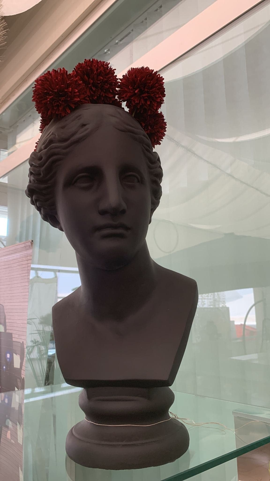 Statua decorativa "Venere" porta vaso arrendamento moderno Nero h 58 cm in Statue Decor Space - Altamura, commercioVirtuoso.it