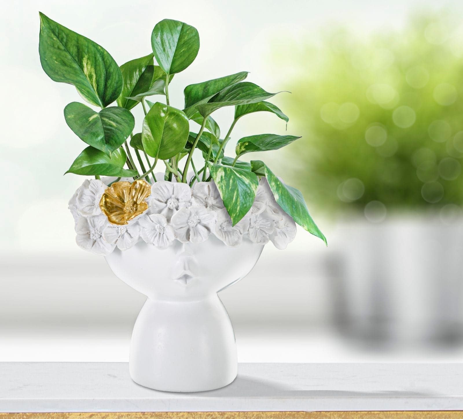 Vaso donna con fiori decorativi in poliestere bianco per decorazioni ambienti in Vasi Decor Space - Altamura, commercioVirtuoso.it
