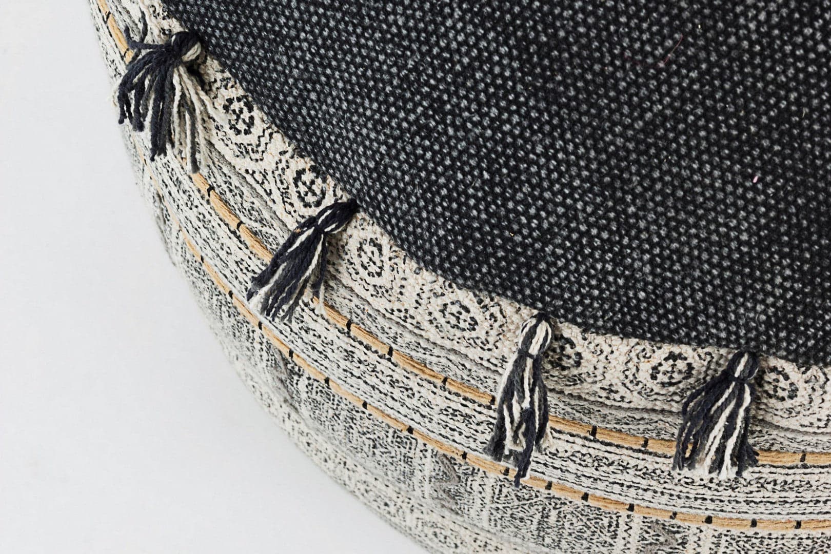 Poltrona Pouf "Tilak" per interno, con rivestimento in cotone lavorato da Ø50 x 35h cm in Ottomane e poggiapiedi Decor Space - Altamura, commercioVirtuoso.it
