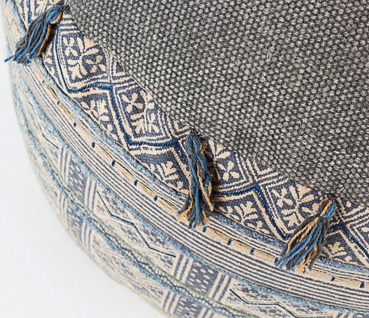 Poltrona Pouf "Tilak" per interno, con rivestimento in cotone lavorato da Ø50 x 35h cm in Ottomane e poggiapiedi Decor Space - Altamura, commercioVirtuoso.it