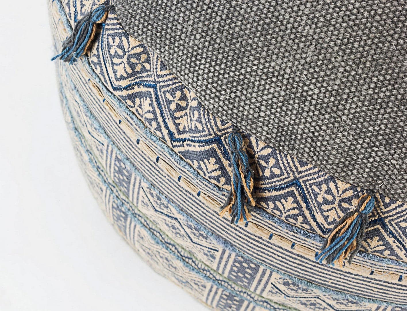 Poltrona Pouf "Tilak" per interno, con rivestimento in cotone lavorato da Ø50 x 35h cm in Ottomane e poggiapiedi Decor Space - Altamura, commercioVirtuoso.it