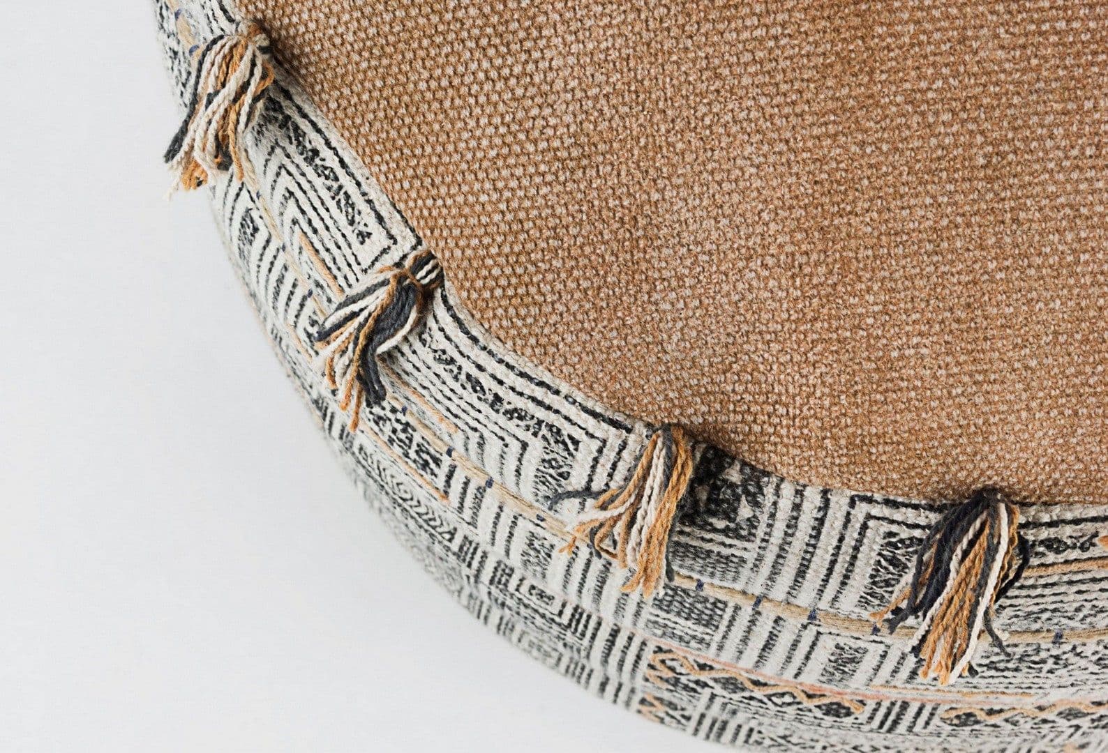 Poltrona Pouf "Tilak" per interno, con rivestimento in cotone lavorato da Ø50 x 35h cm in Ottomane e poggiapiedi Decor Space - Altamura, commercioVirtuoso.it