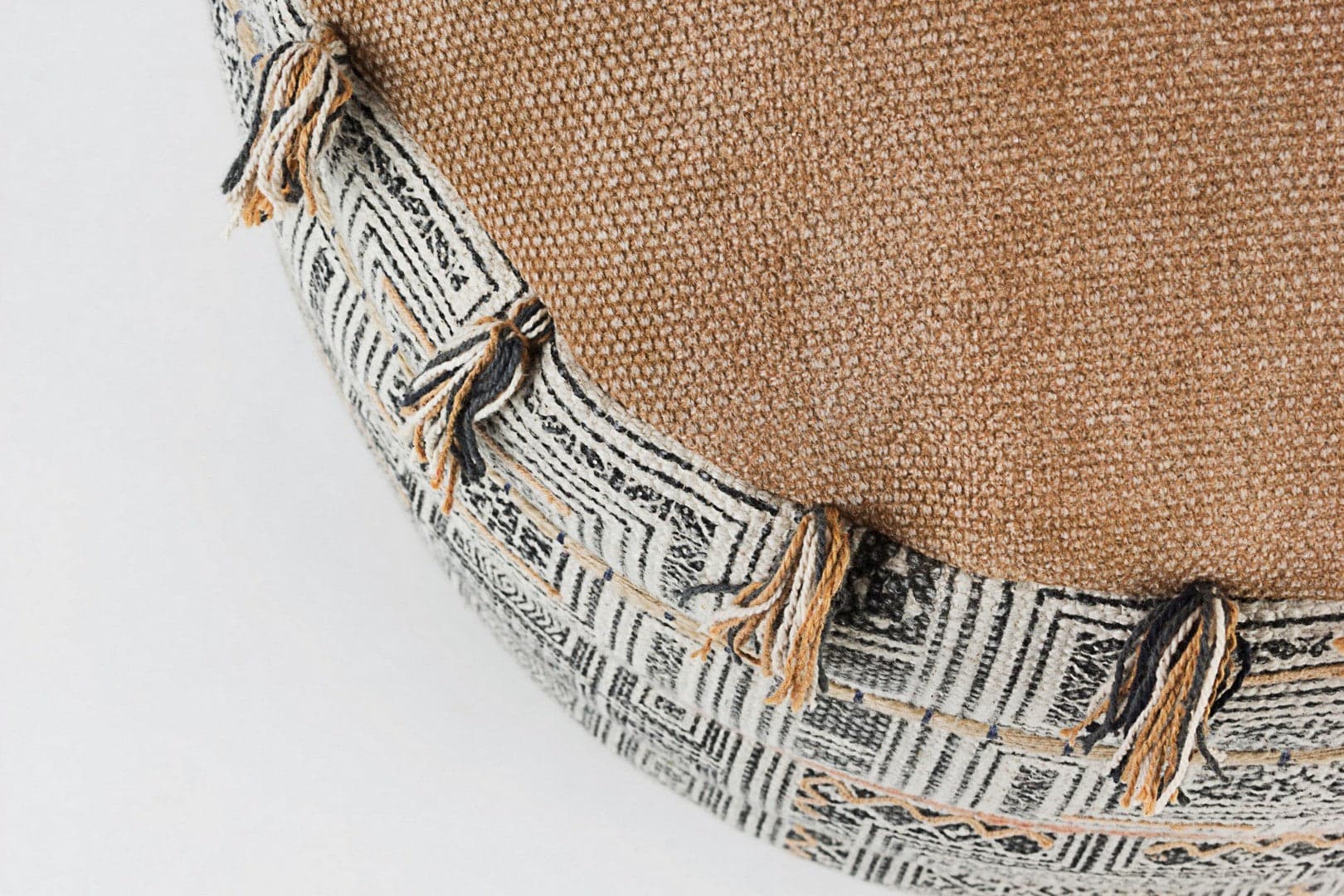 Poltrona Pouf "Tilak" per interno, con rivestimento in cotone lavorato da Ø50 x 35h cm in Ottomane e poggiapiedi Decor Space - Altamura, commercioVirtuoso.it