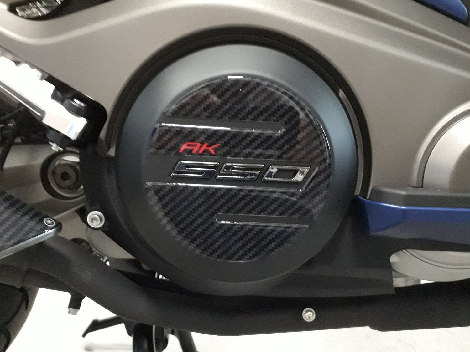 2 Adesivi Protezione Carter Resinati Compatibile Scooter Kymco Ak 550 2017-2022 - 2