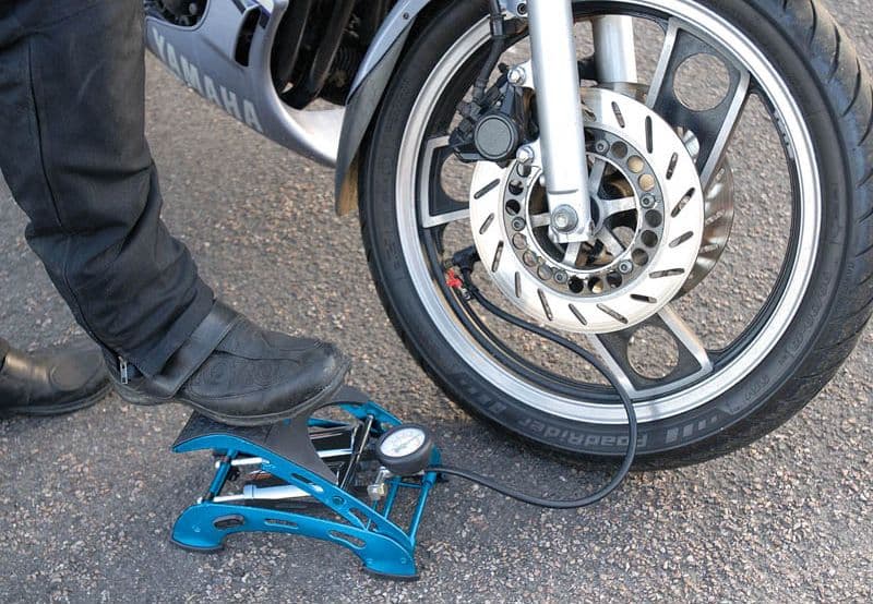 Pompa gonfiatore a pedale doppio cilindro con manometro per auto moto bici - 4
