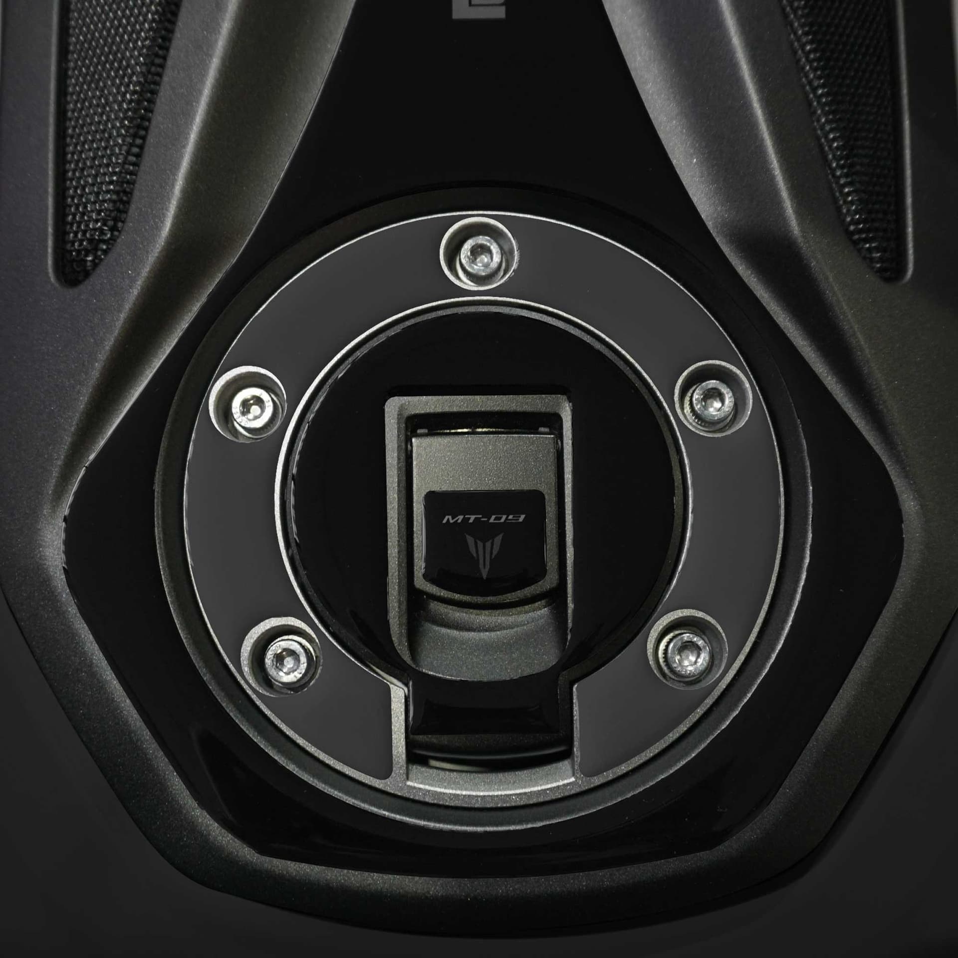 Adesivo 3D Protezione Tappo Serbatoio moto compatibile con Yamaha MT 09 2024-25 - 11