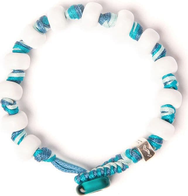 Braccialetto Aua Puglia unisex con cordoncino intrecciato blu e perle in vetro bianco, dettaglio in argento 925 fronte