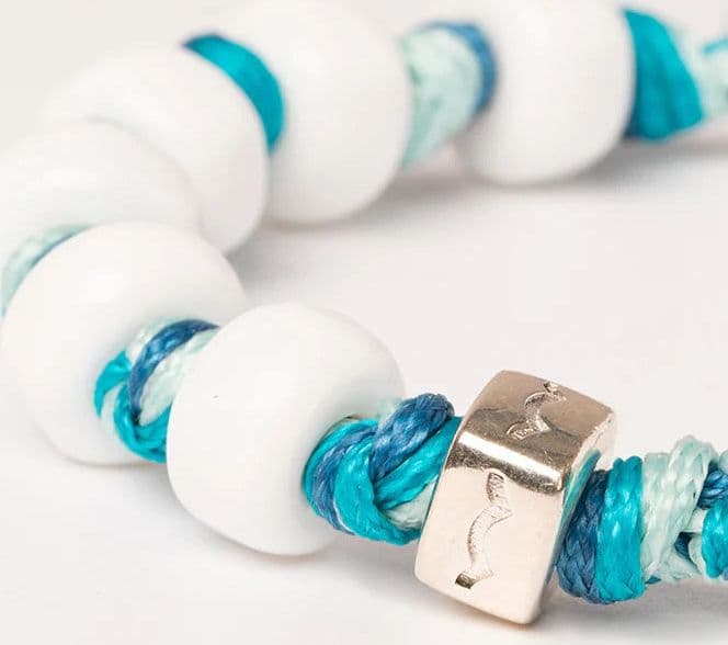Braccialetto Aua Puglia unisex con cordoncino intrecciato blu e perle in vetro bianco, dettaglio in argento 925 dettaglio