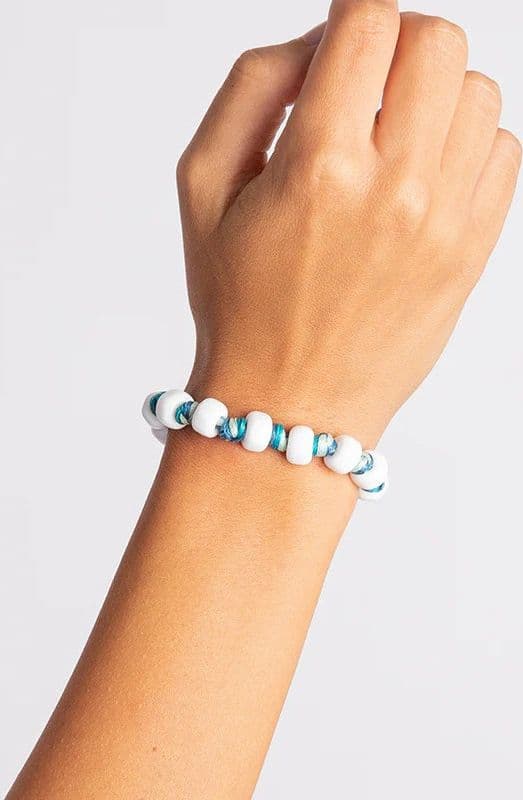 Braccialetto Aua Puglia unisex con cordoncino intrecciato blu e perle in vetro bianco, dettaglio in argento 925 donna