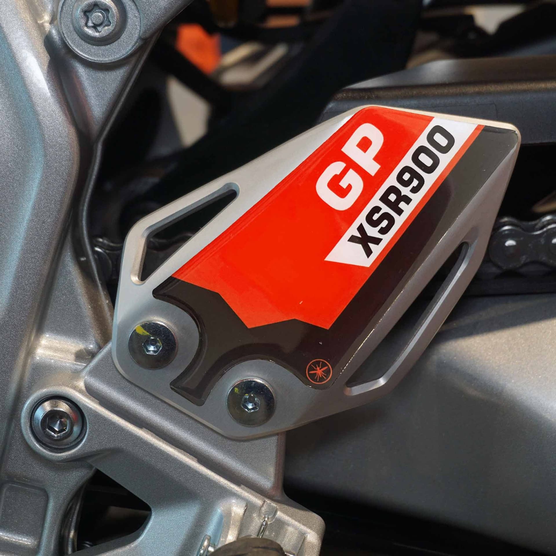 Adesivi battitacco 3D compatibili con Yamaha XSR900 GP 2024-2025 - 13