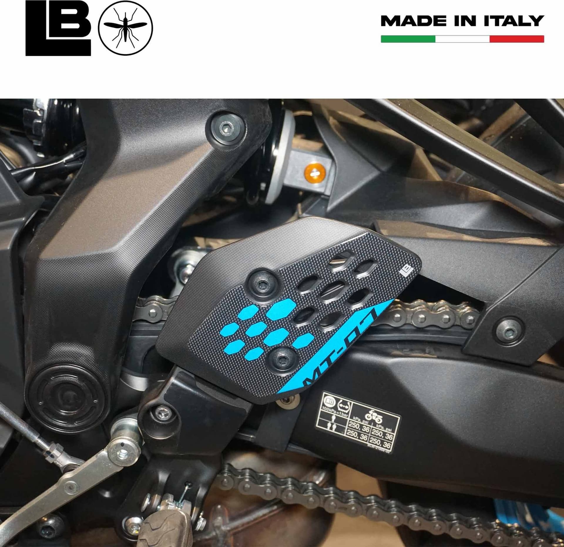 Adesivi 3D Protezioni Battitacco poggiapiedi compatibili con Yamaha MT-07 2025 - 3