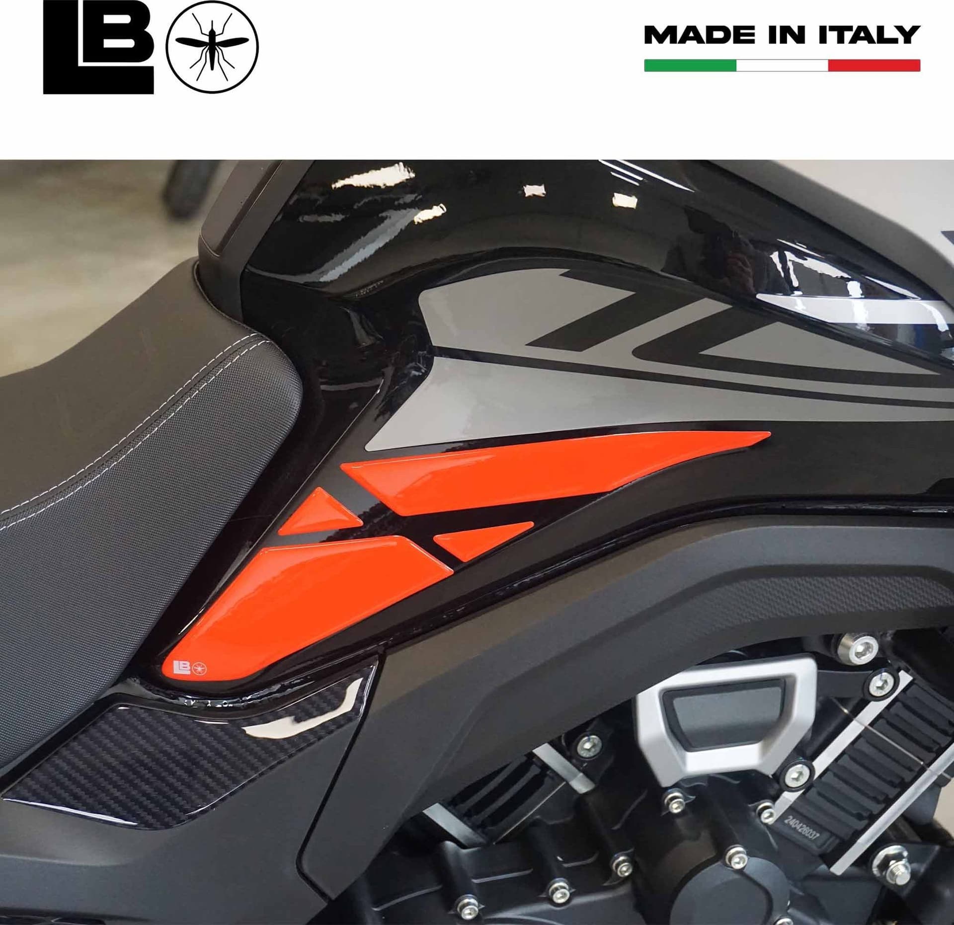 Adesivi 3D Protezioni Laterali Serbatoio compatibili con Morbidelli T1002VX 2025 - 4