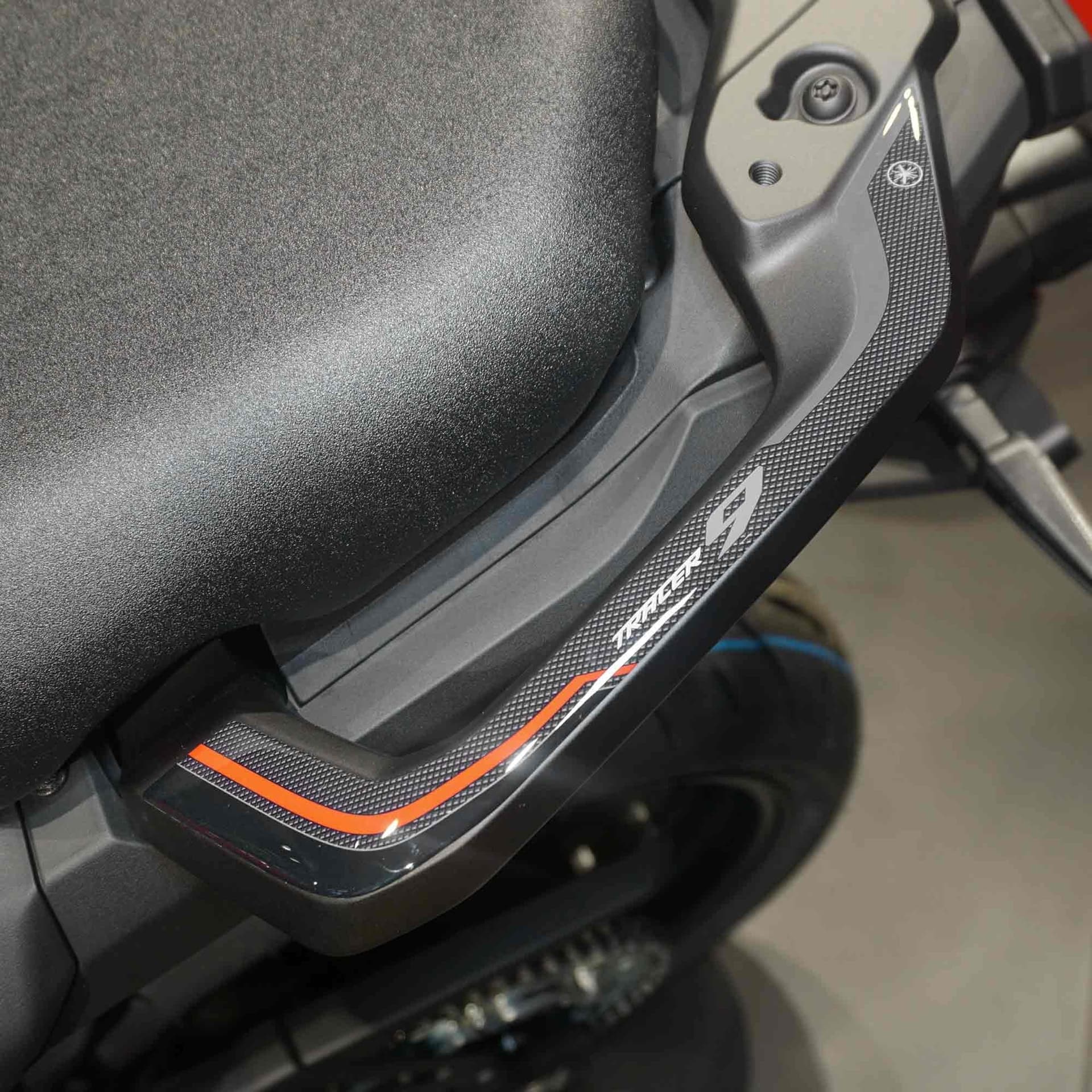 Adesivi 3D Protezioni Maniglie Passeggero compatibili con Yamaha Tracer 9 2025 - 1
