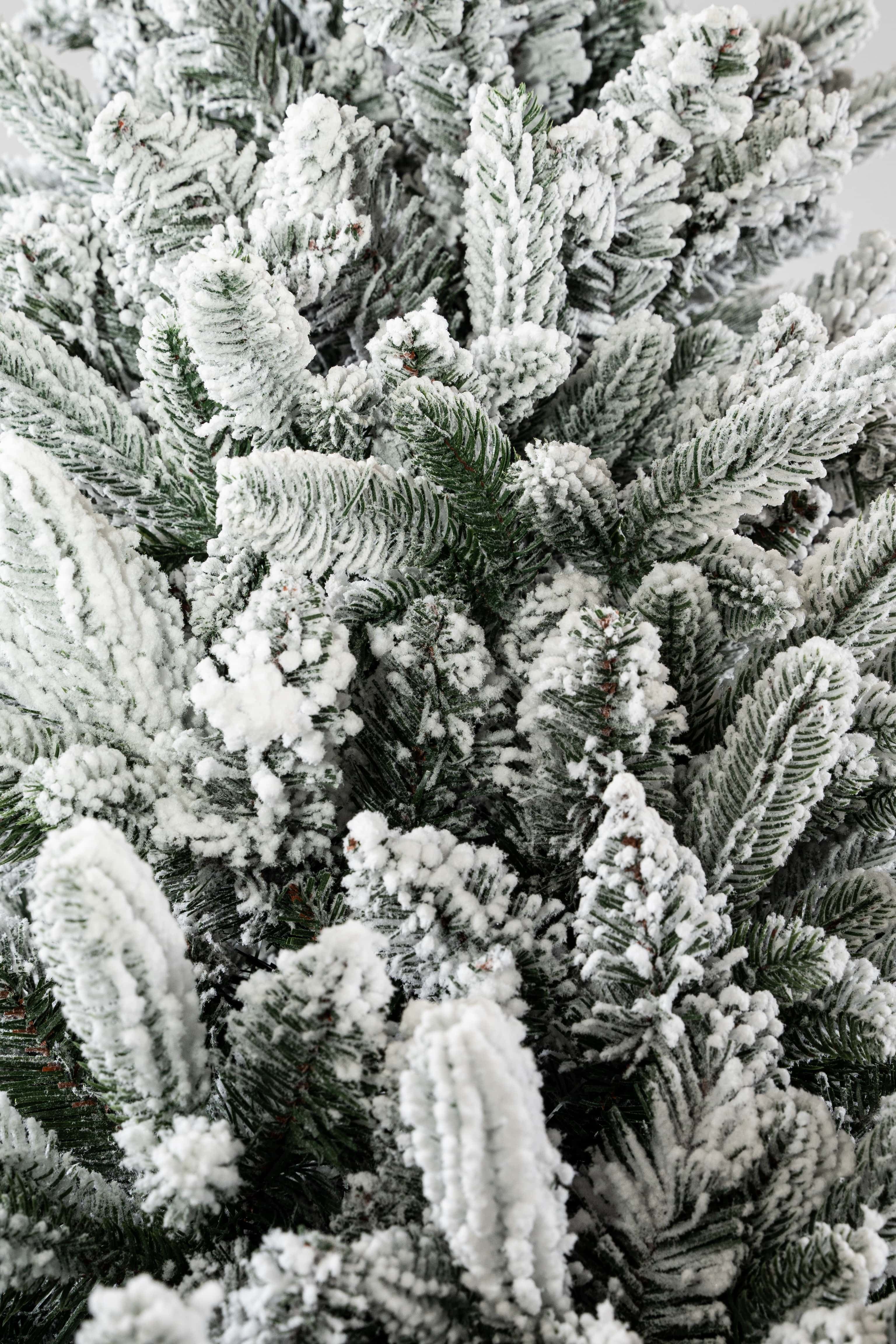 Albero di Natale Slim innevato "Fred" in PE Effetto Real Touch + PVC + Flock in Alberi di natale artificiali MagiediNatale.it - Altamura, commercioVirtuoso.it