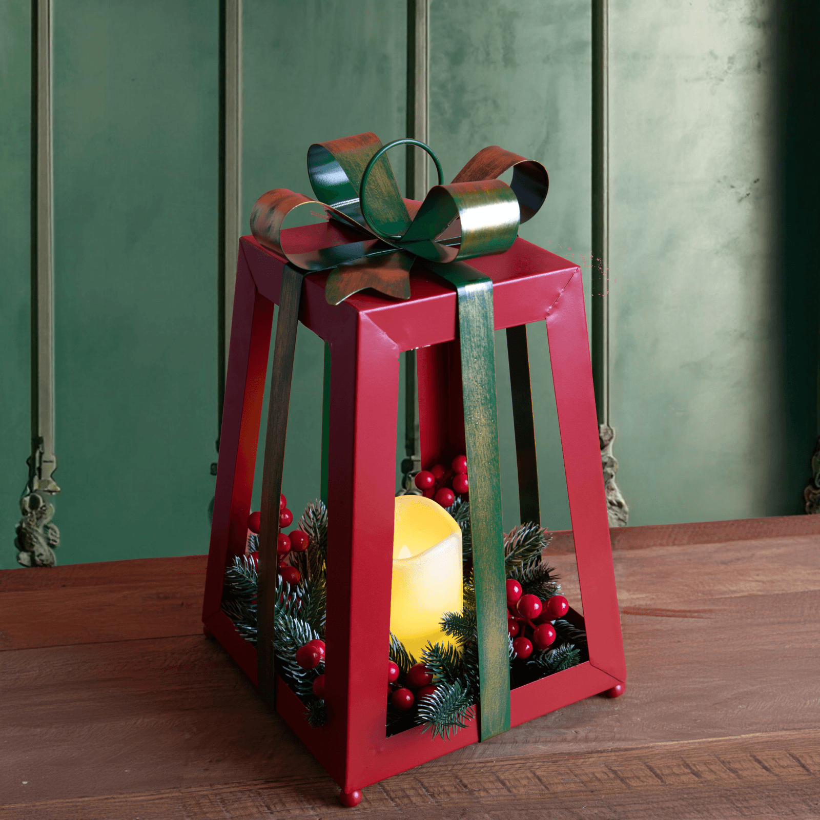 Lanterna con candela e fiocco in metallo e plastica per decorazioni natalizie in Candele a colonna MagiediNatale.it - Altamura, commercioVirtuoso.it