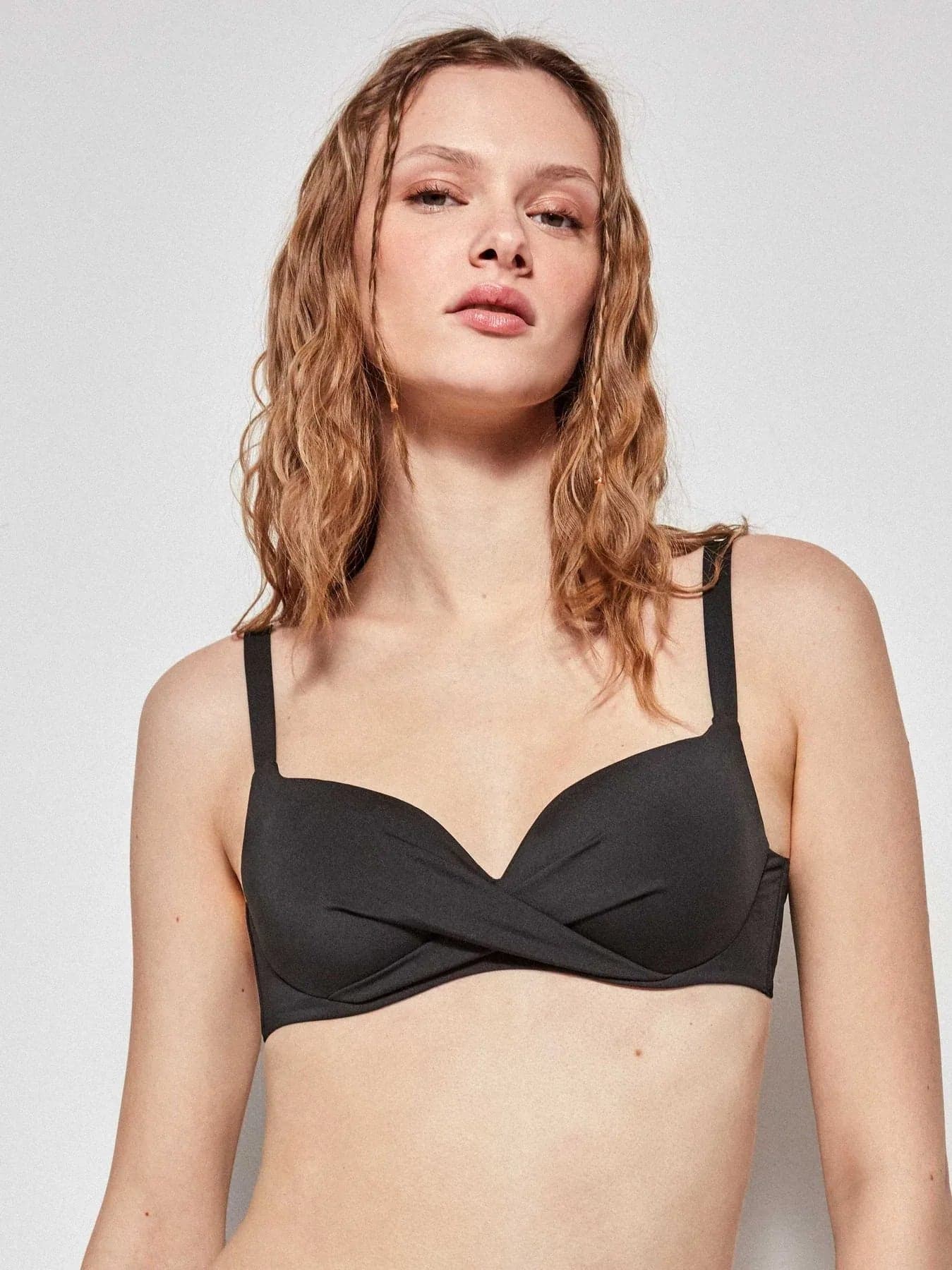 Top Bikini Donna Gisela Nero Capiente con Ferretto e Coppe Foam